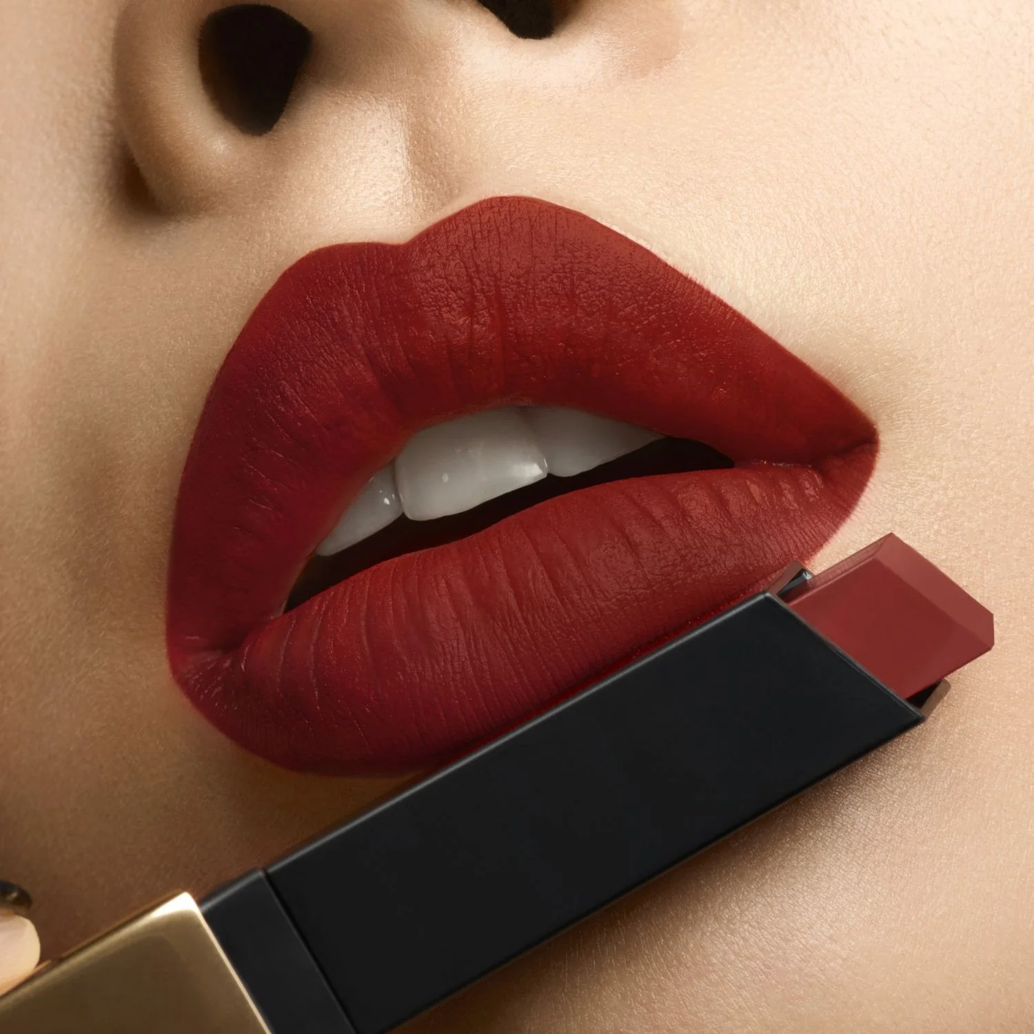 Rouge Pur Couture The Slim Lipstick - Lápiz labial mate, lápiz labial