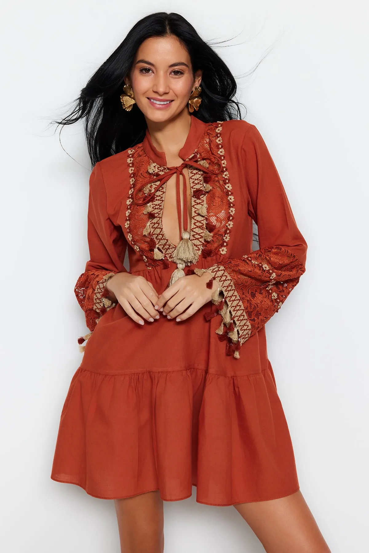 Trendyol Collection  Braunes, gewebtes, besticktes Mini-Strandkleid aus 100 % Baumwolle TBESS20EL0862