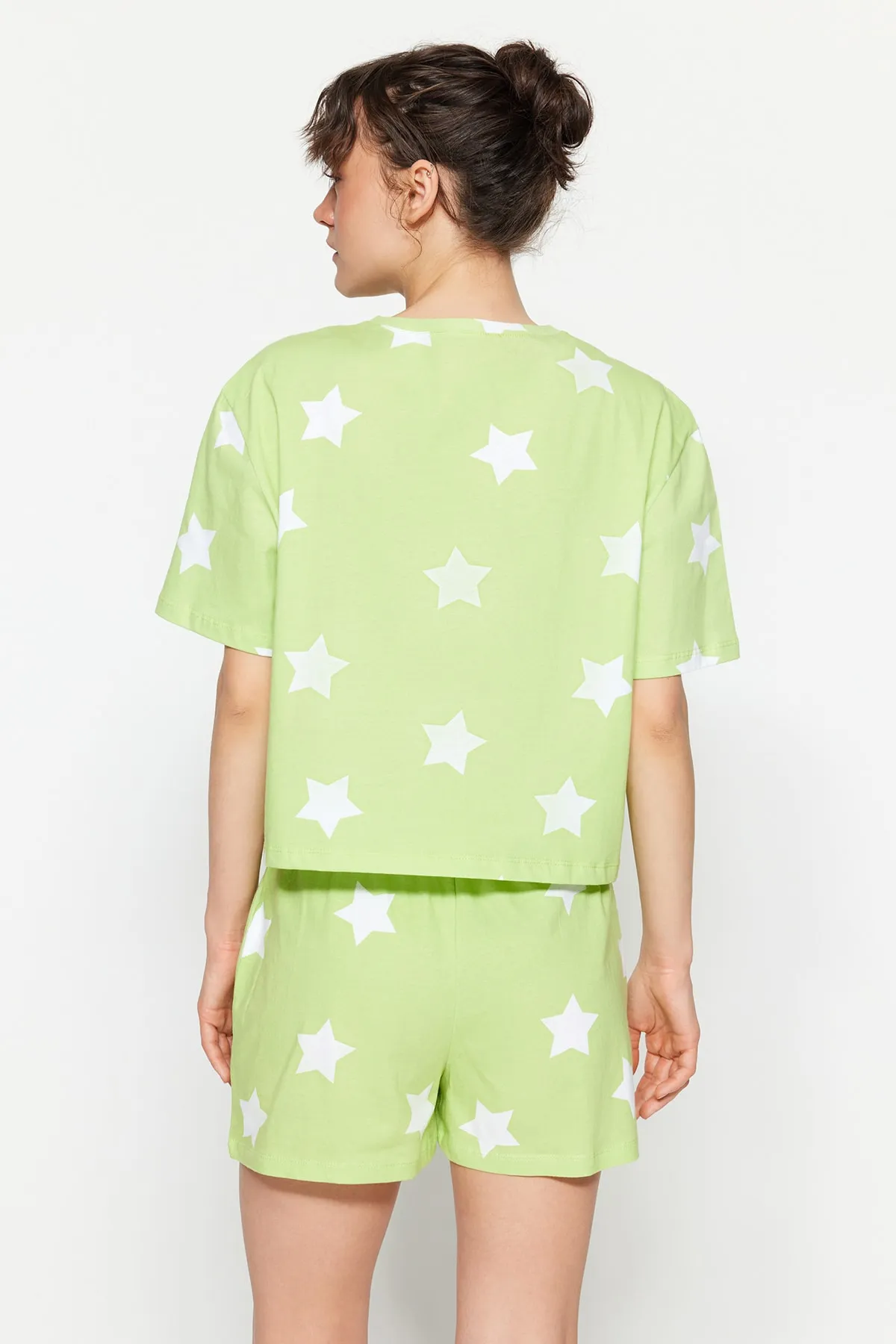 Trendyol Collection  Hellgrünes Strickpyjama-Set mit T-Shirt und Shorts aus 100 % Baumwolle mit Sternmuster THMSS22PT0501