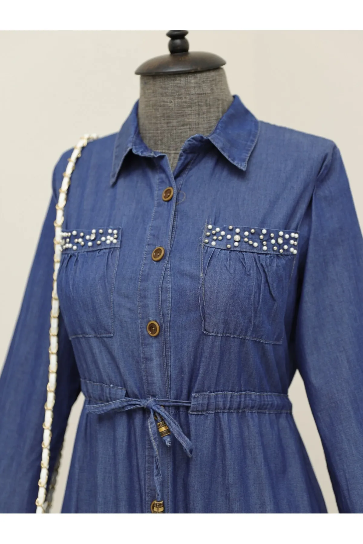 Modamorfo  Jeanskleid mit doppelter Tasche, Perlendetails und Knöpfen