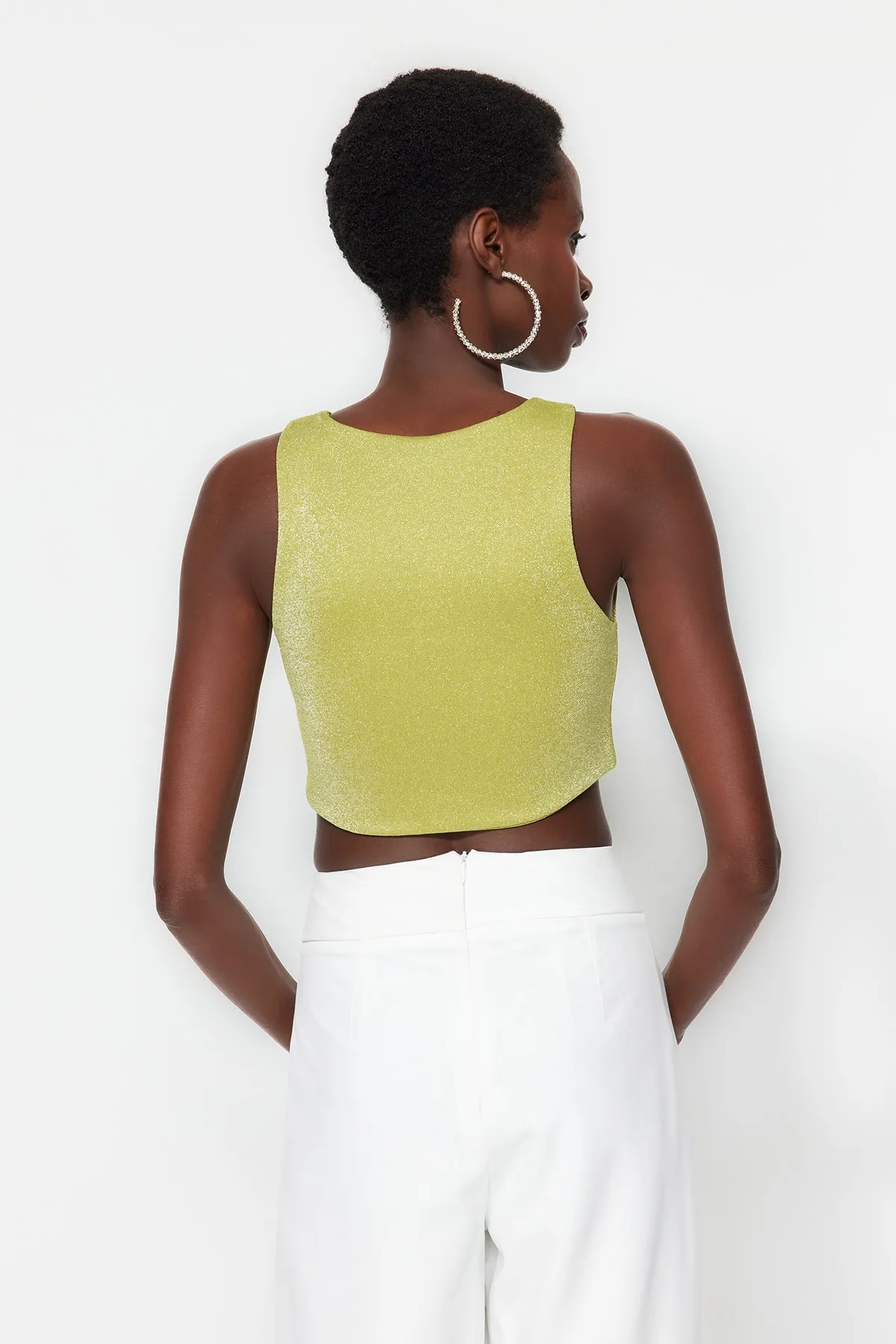 Trendyol Collection  Hellgrünes Crop-Strick-Bustier mit Fenster/Ausschnitt und detailliertem Accessoire TPRSS23BS00044