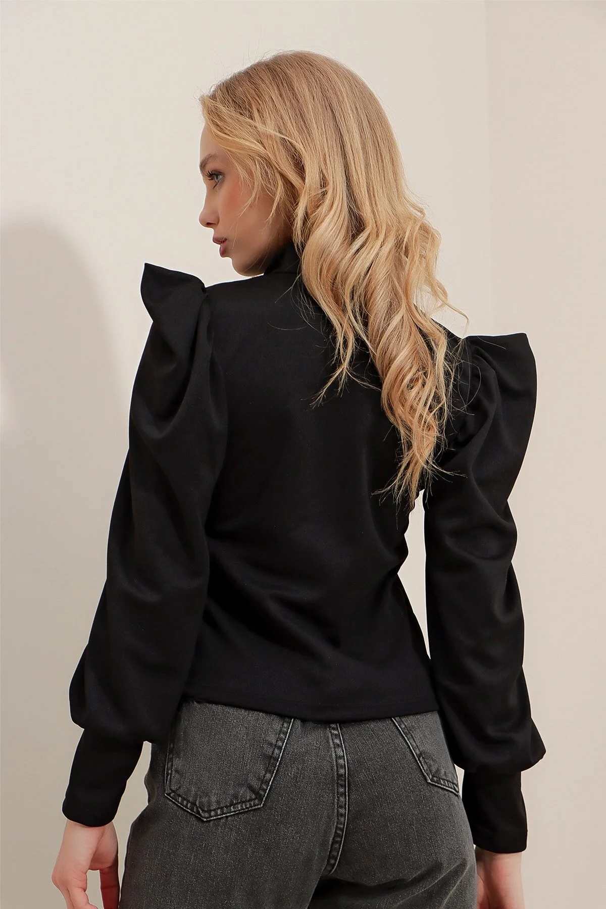 Trend Alaçatı Stili  Schwarze gewebte Crop-Bluse mit vollem Kragen und Prinzessinnenärmeln für Damen ALC-X9659