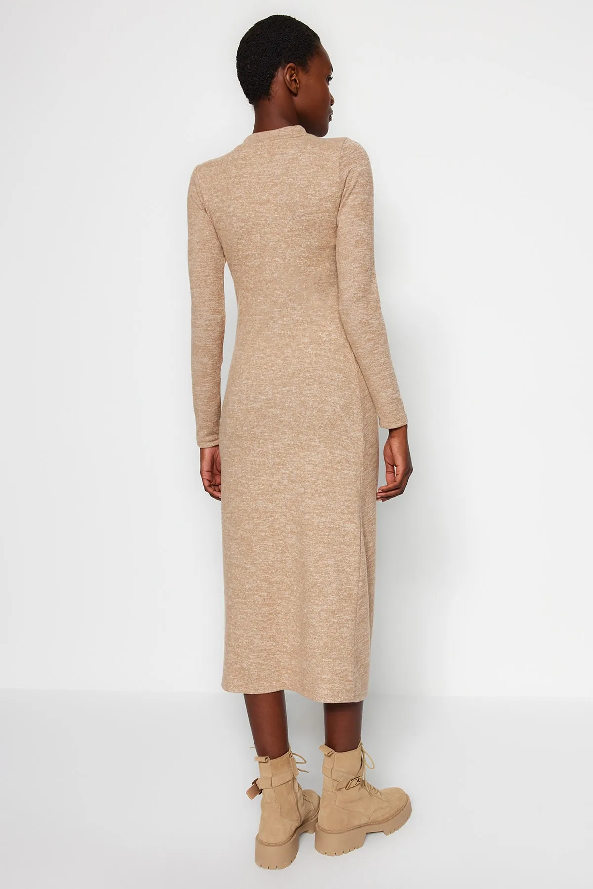 Trendyol Collection  Beigefarbenes, weiches Midi-Strickkleid mit Rundhalsausschnitt, Schlitz und Raffungsdetail TWOAW24EL00246