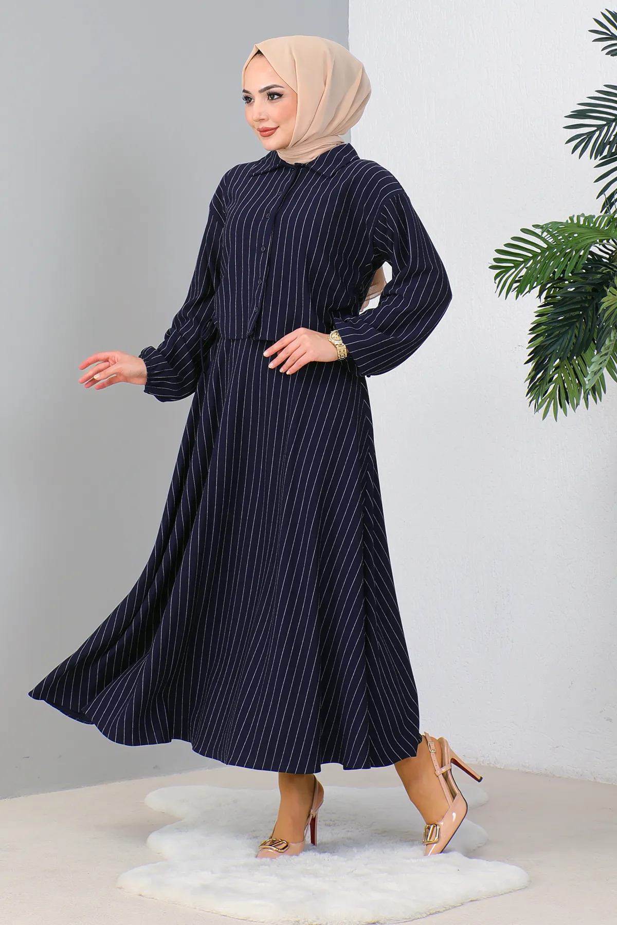 MODAQU  Marineblaues Set aus Hemd und Rock mit seitlichen Raffungen