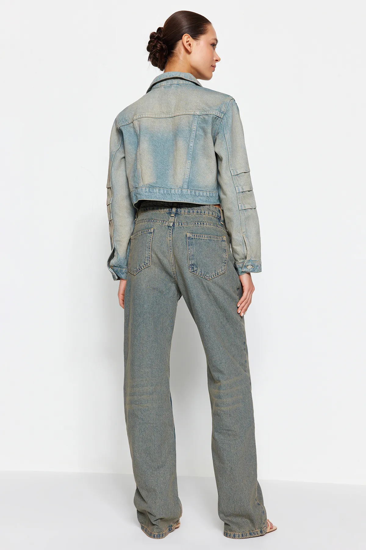 Trendyol Collection  Jeans mit niedriger Taille und weitem Bein in blassblauem Vintage-Effekt TWOSS24JE00021