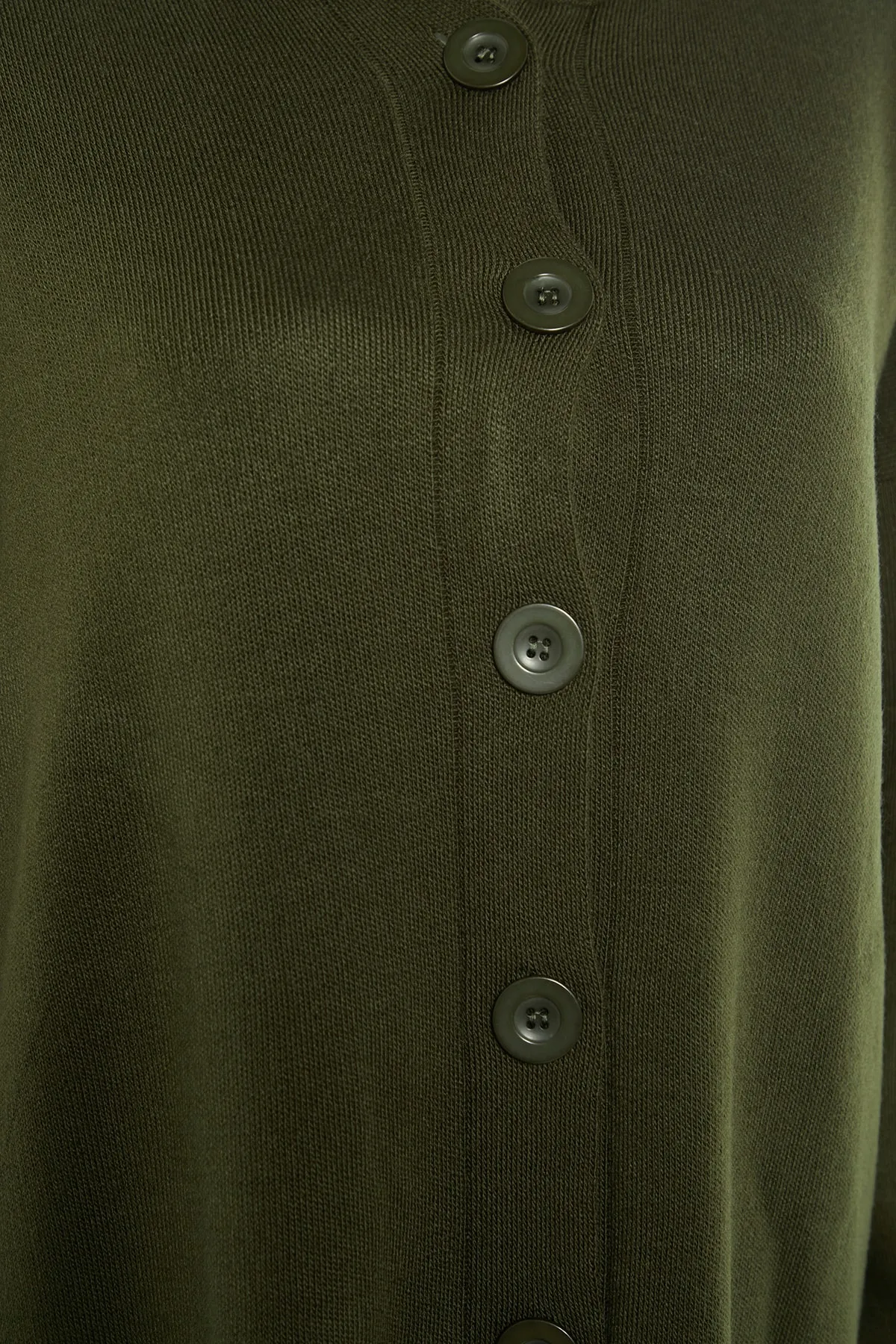 Trendyol Modest  Gestricktes Set aus Strickjacke und Hose mit Khaki-Kragen und detailliertem Kragen TCTAW23US00100