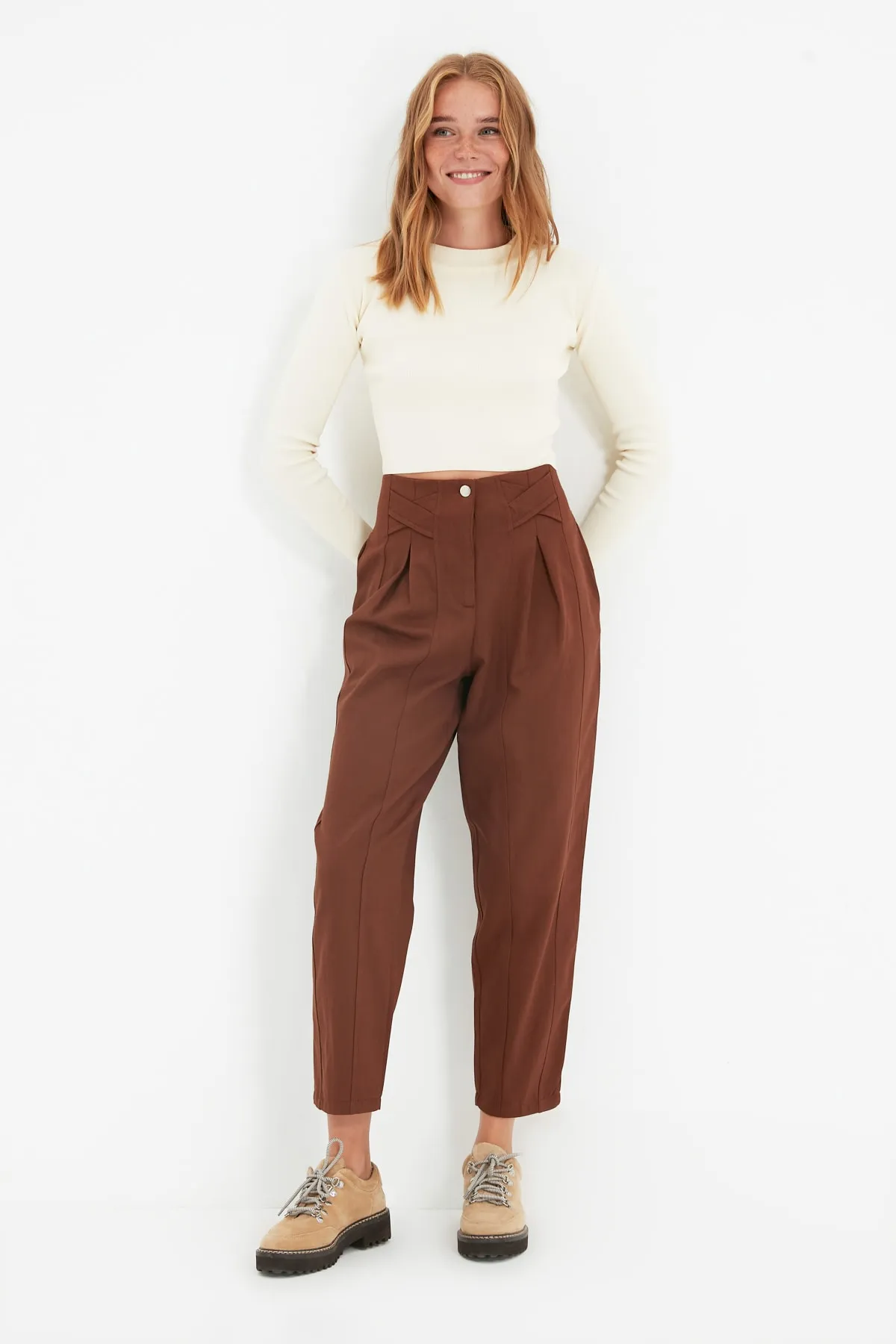 Trendyol Collection  Braune, gewebte Hose mit Karottenmuster und detaillierten Streifen aus Baumwolle TWOAW22PL0342