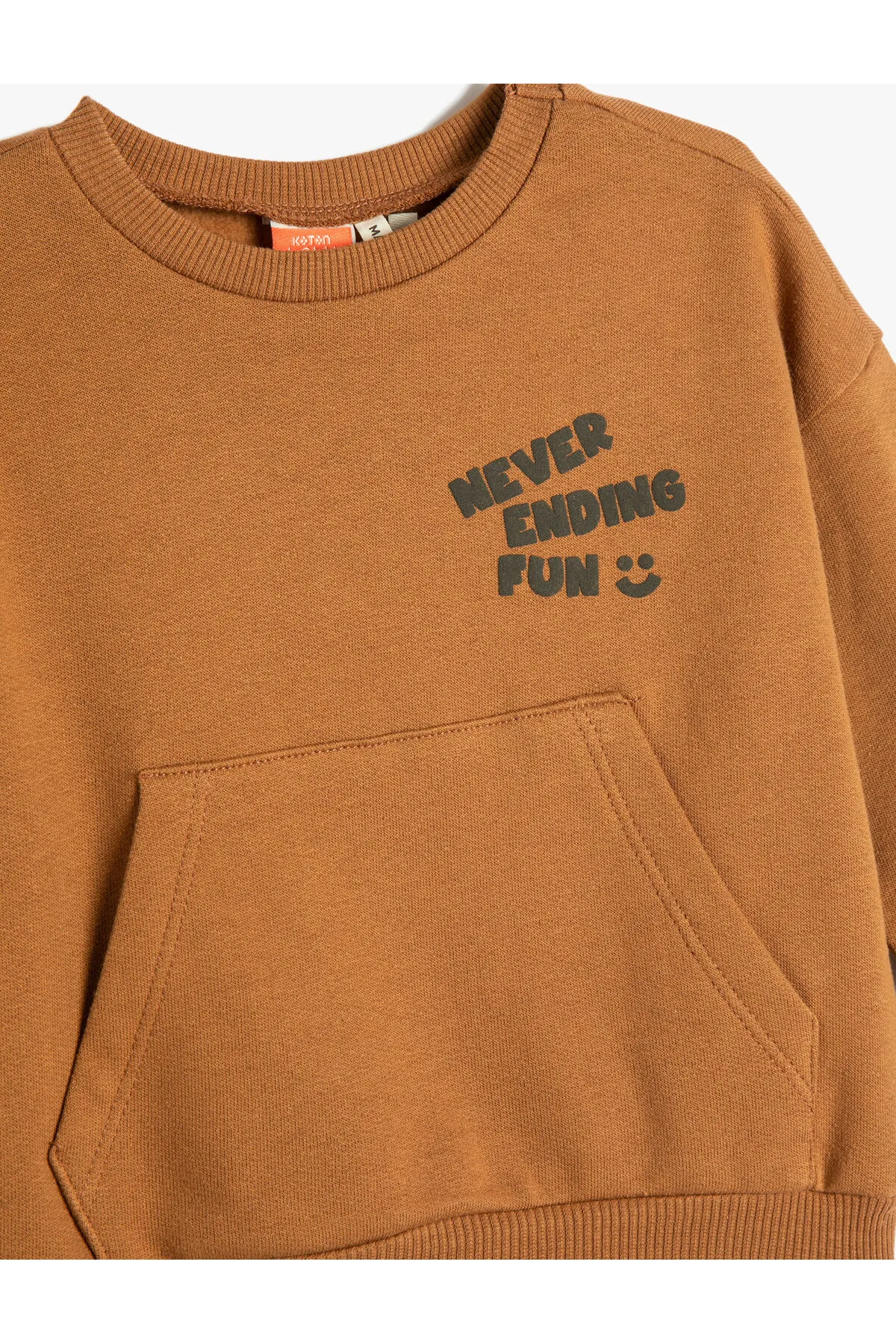 Koton  Sweatshirt mit Rundhalsausschnitt, langen Ärmeln und Kängurutasche aus bedruckter, erhabener Baumwolle