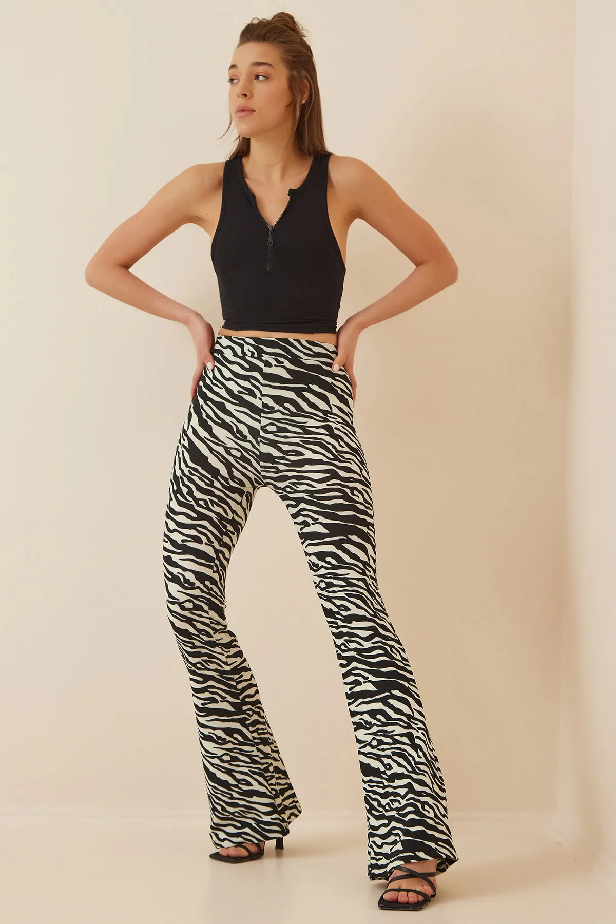 Happiness İstanbul  Schwarz-weiß gemusterte Strickhose mit ausgestelltem Bein für Damen GT00179