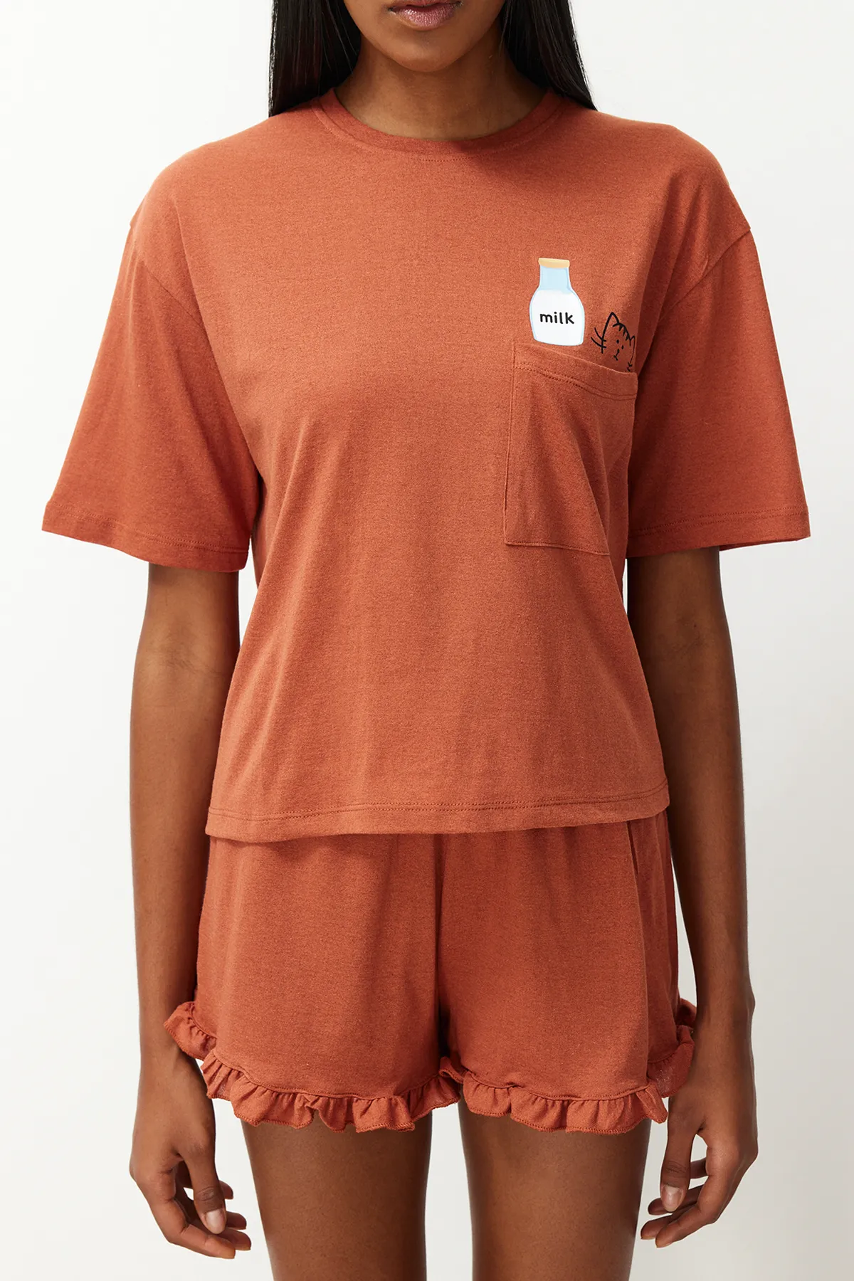 Trendyol Collection  Gestricktes Pyjama-Set aus T-Shirt und Shorts aus bedruckter Baumwolle mit Kachelmuster THMSS22PT0422