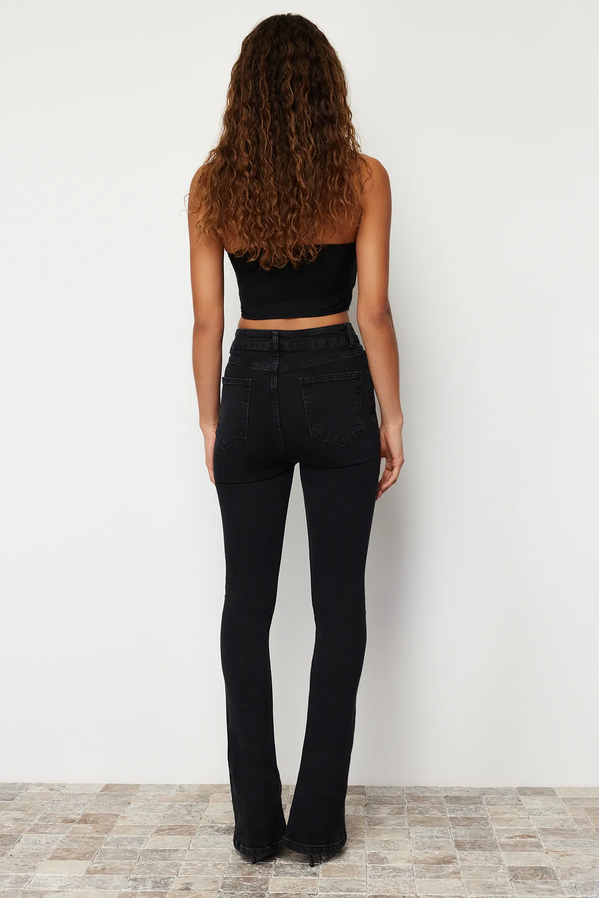 Trendyol Collection  Schwarze Skinny-Flare-Jeans mit hoher Taille und Beindetail TWOSS24JE00162