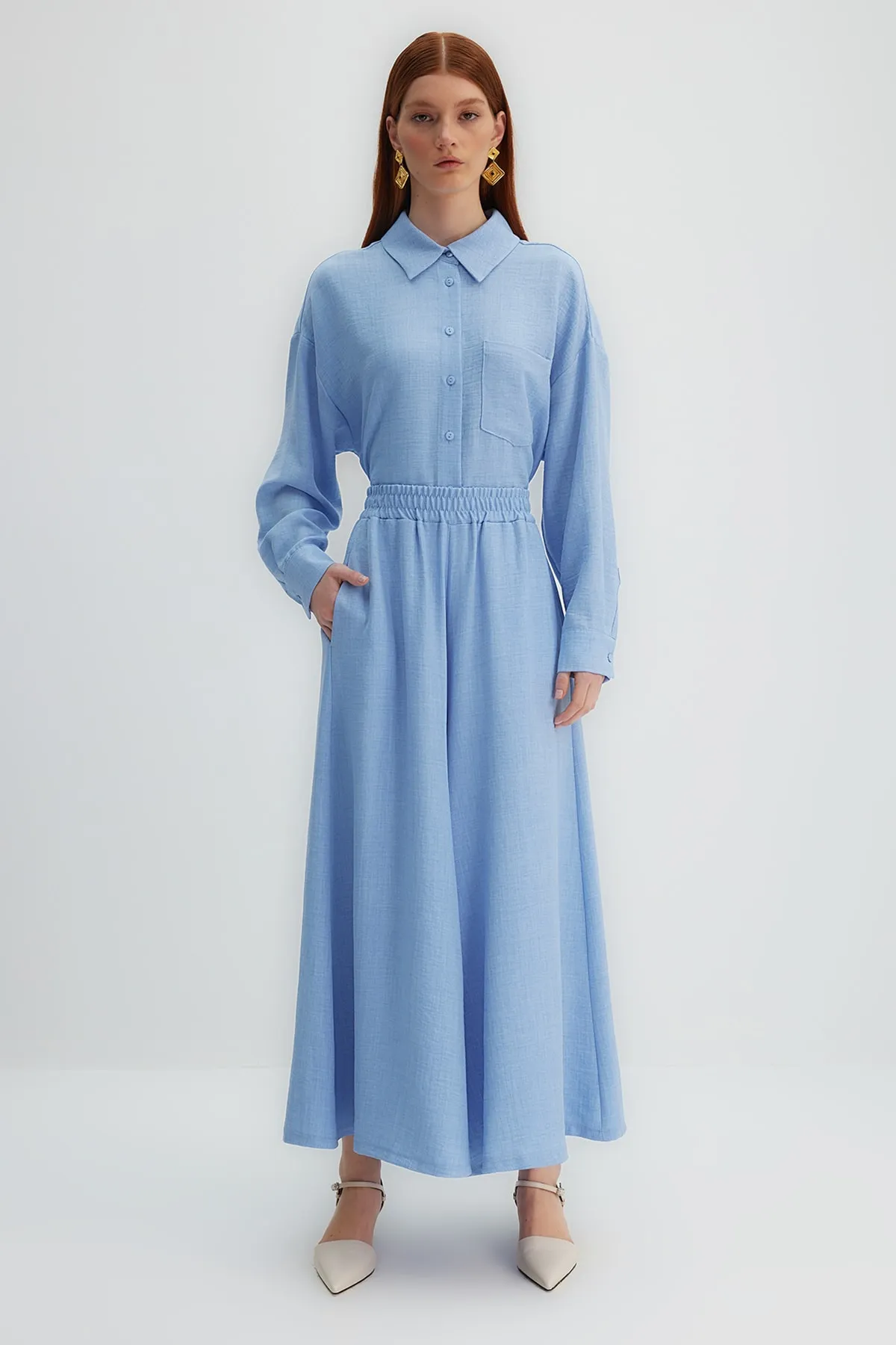 Trendyol Modest  X Kevser Sarıoglu Blaues gewebtes Hemd-Hosen-Set mit weitem Bein TCLSS23US00001