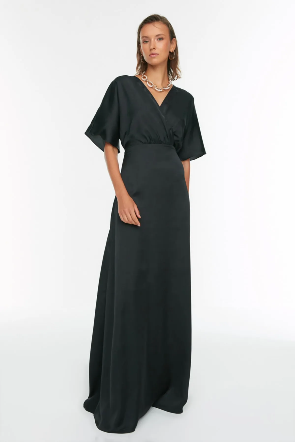 Trendyol Collection  Schwarzes langes Abendkleid aus gewebtem Satin mit Taillenöffnung/Skater-Ausschnitt TPRSS22AE0076