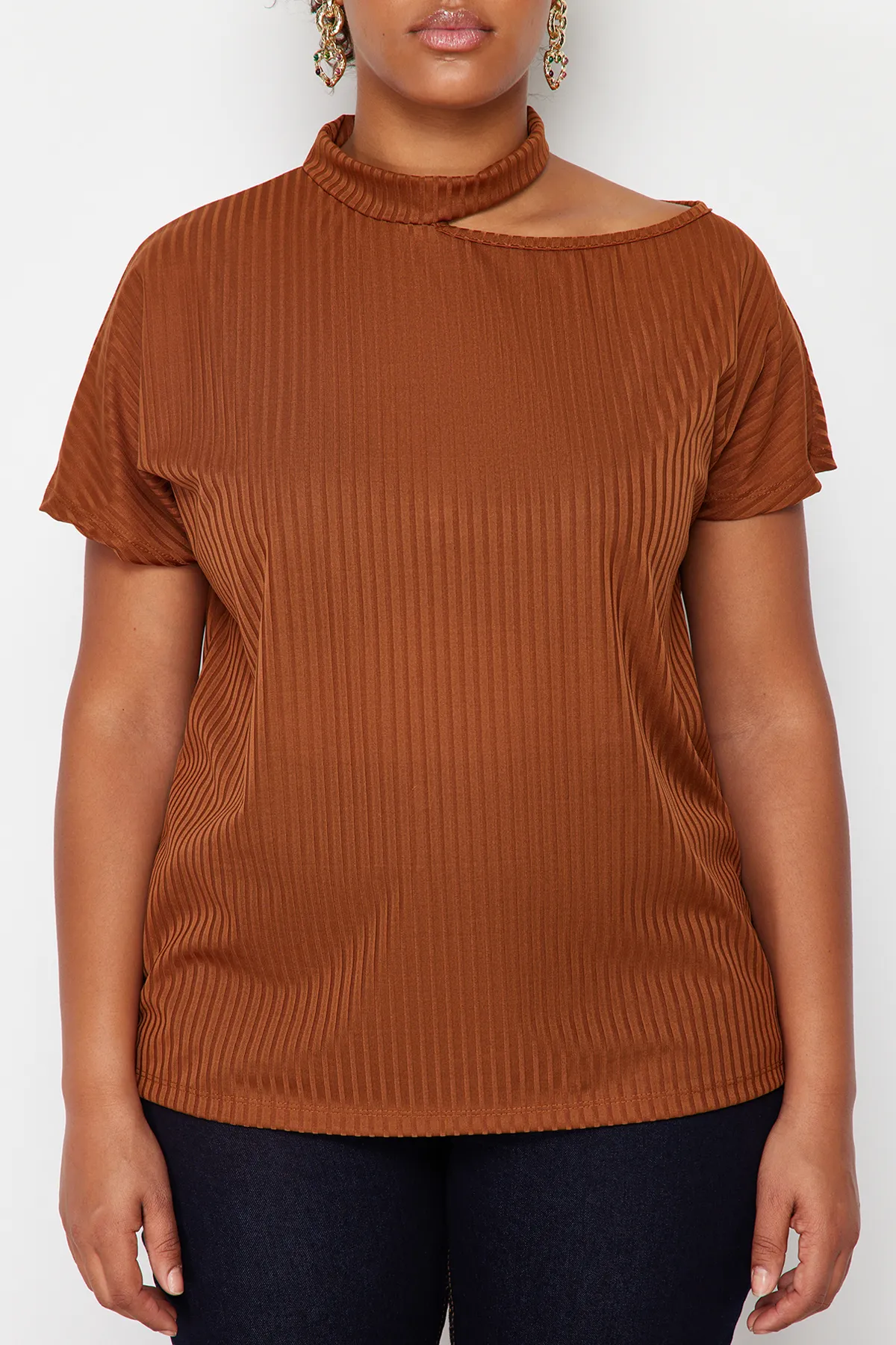 Trendyol Curve  Braune Camisole-Strickbluse in Übergröße
