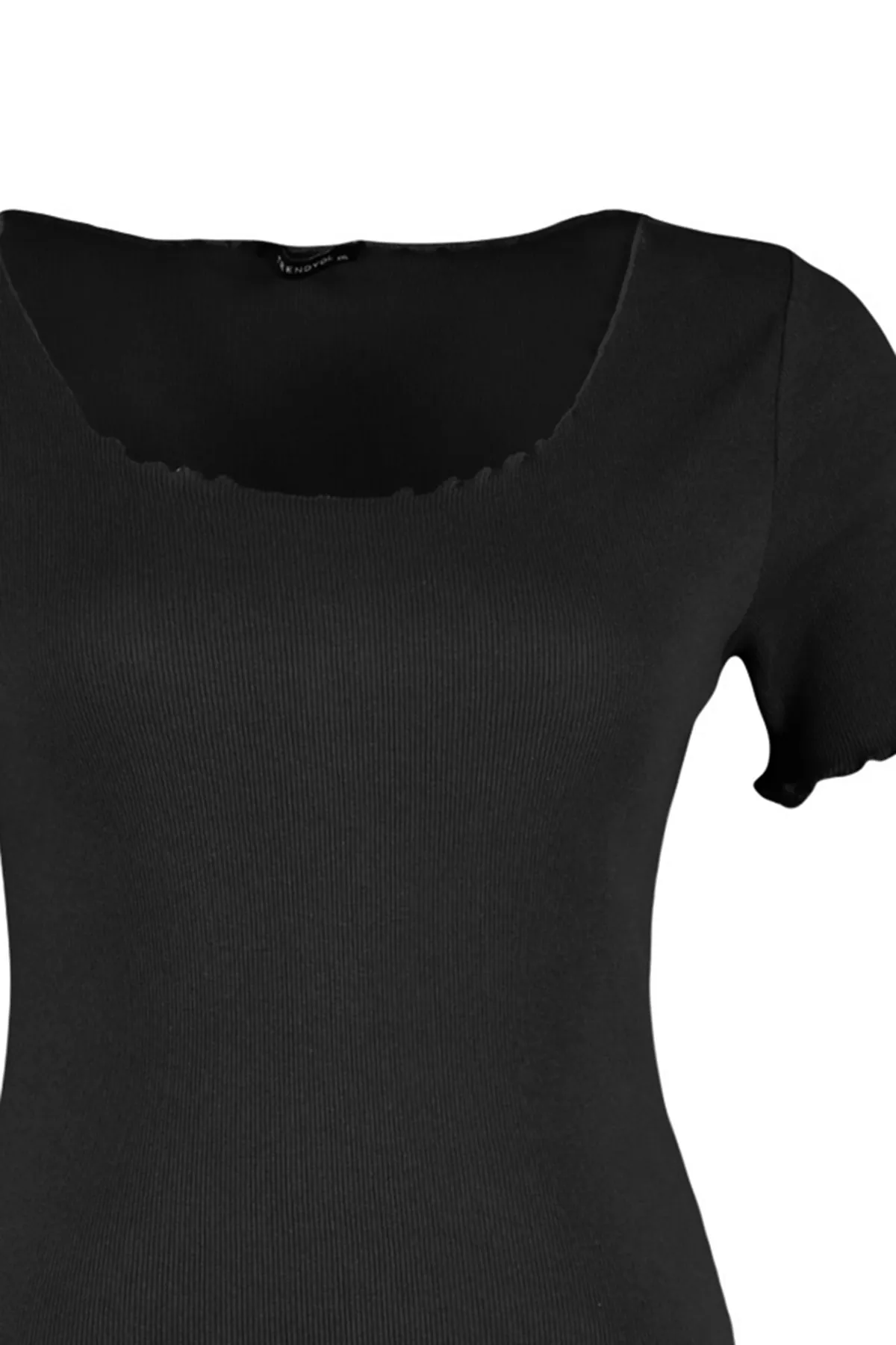 Trendyol Curve  Schwarzes, geripptes Strick-T-Shirt mit U-Ausschnitt TBBSS23BF00010