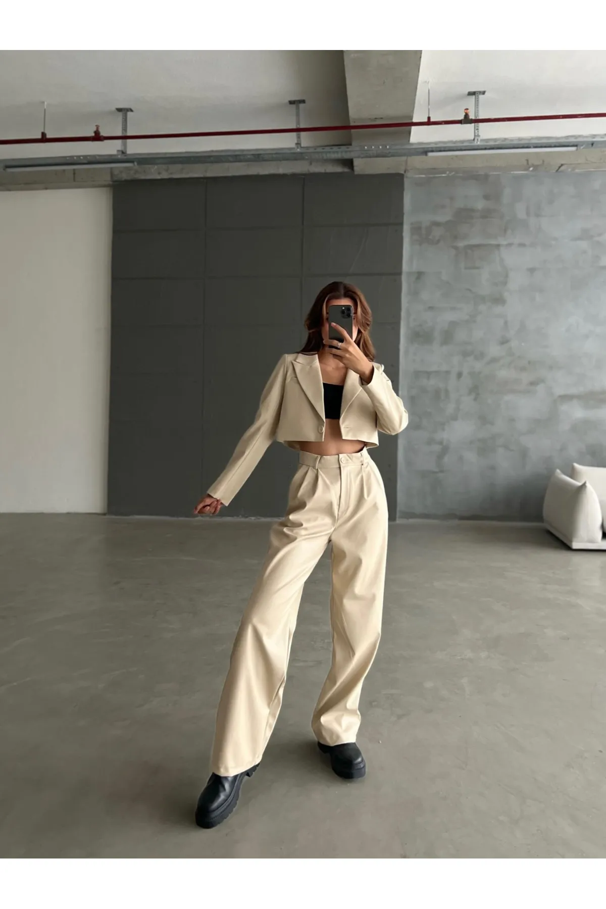 Laluvia  Cremefarbenes, kurz geschnittenes Leder-Blazer-, Jacken- und Hose-Set mit einem Knopf