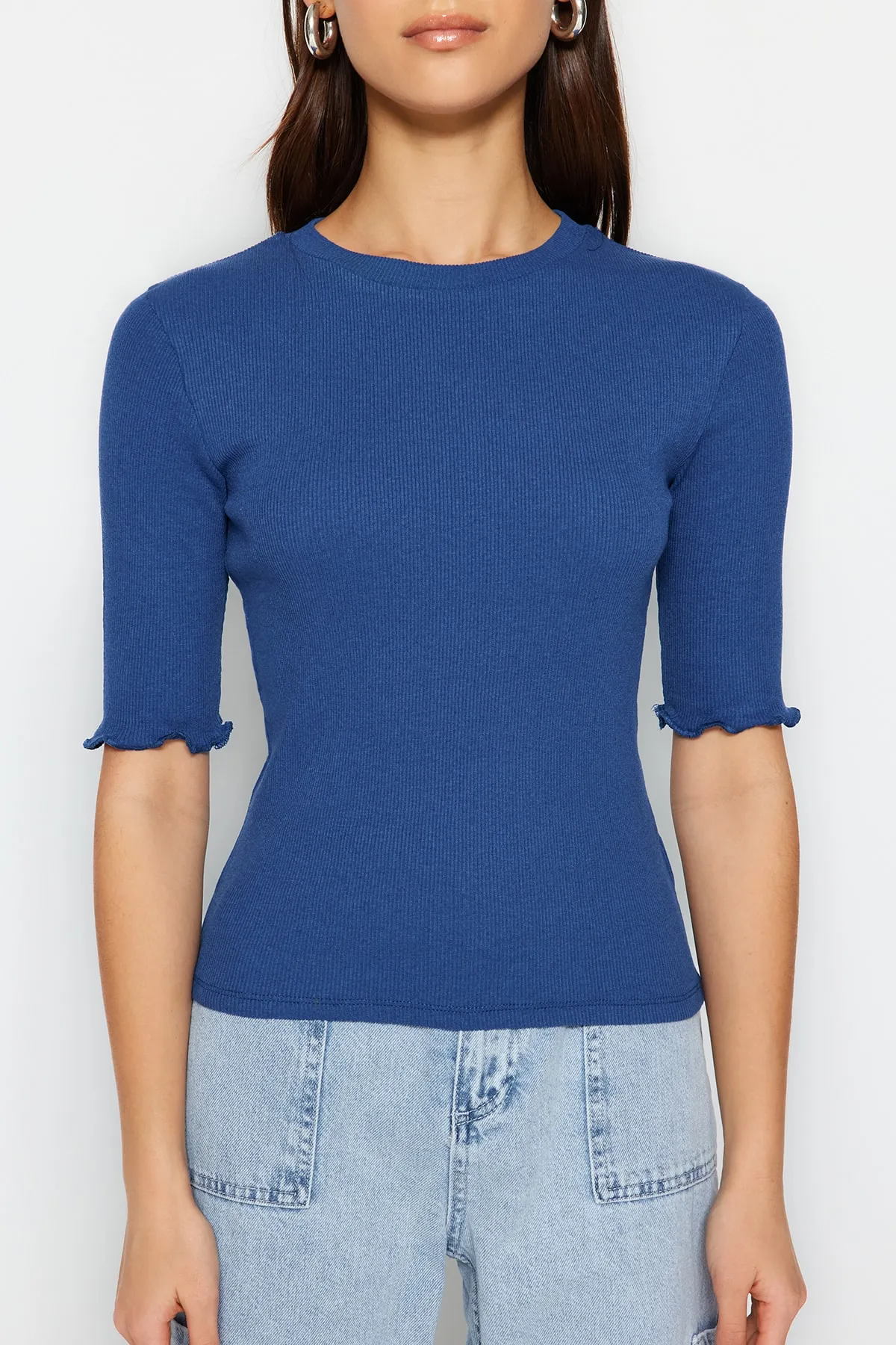 Trendyol Collection  Saks Corded Taillierte/Körperbetonte Rundhals-Bluse aus flexiblem Strick TWOSS23BZ00025