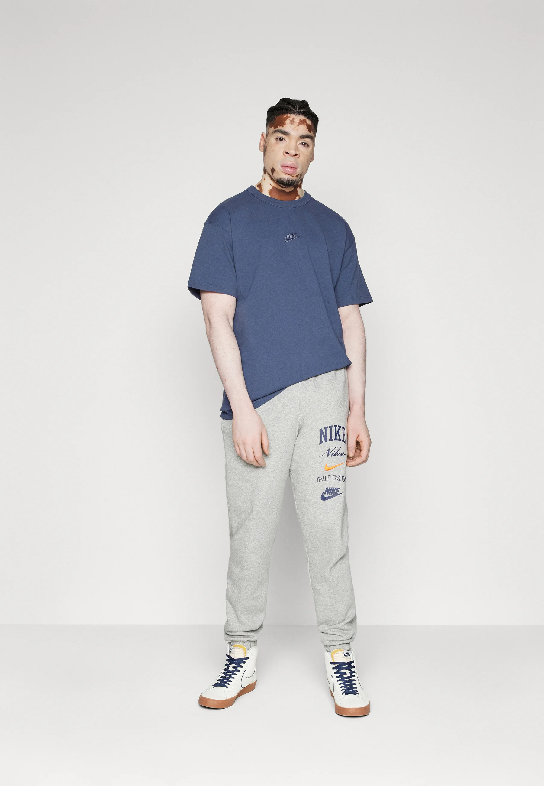 Nike Sportswear CLUB PANT STACK - Pantalones deportivos