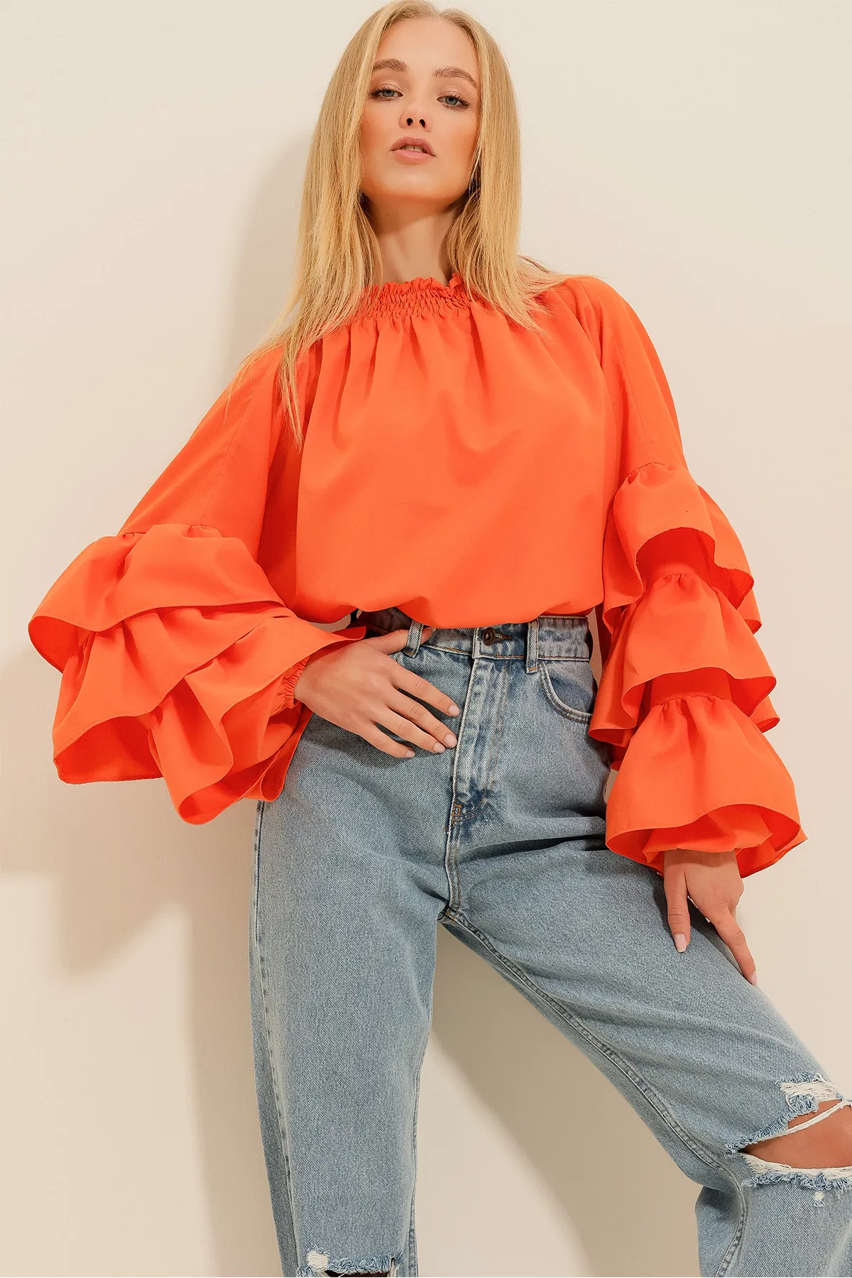 Trend Alaçatı Stili  Orangefarbene Damenbluse mit Rollkragen und Volant aus Webstoff ALC-X9762