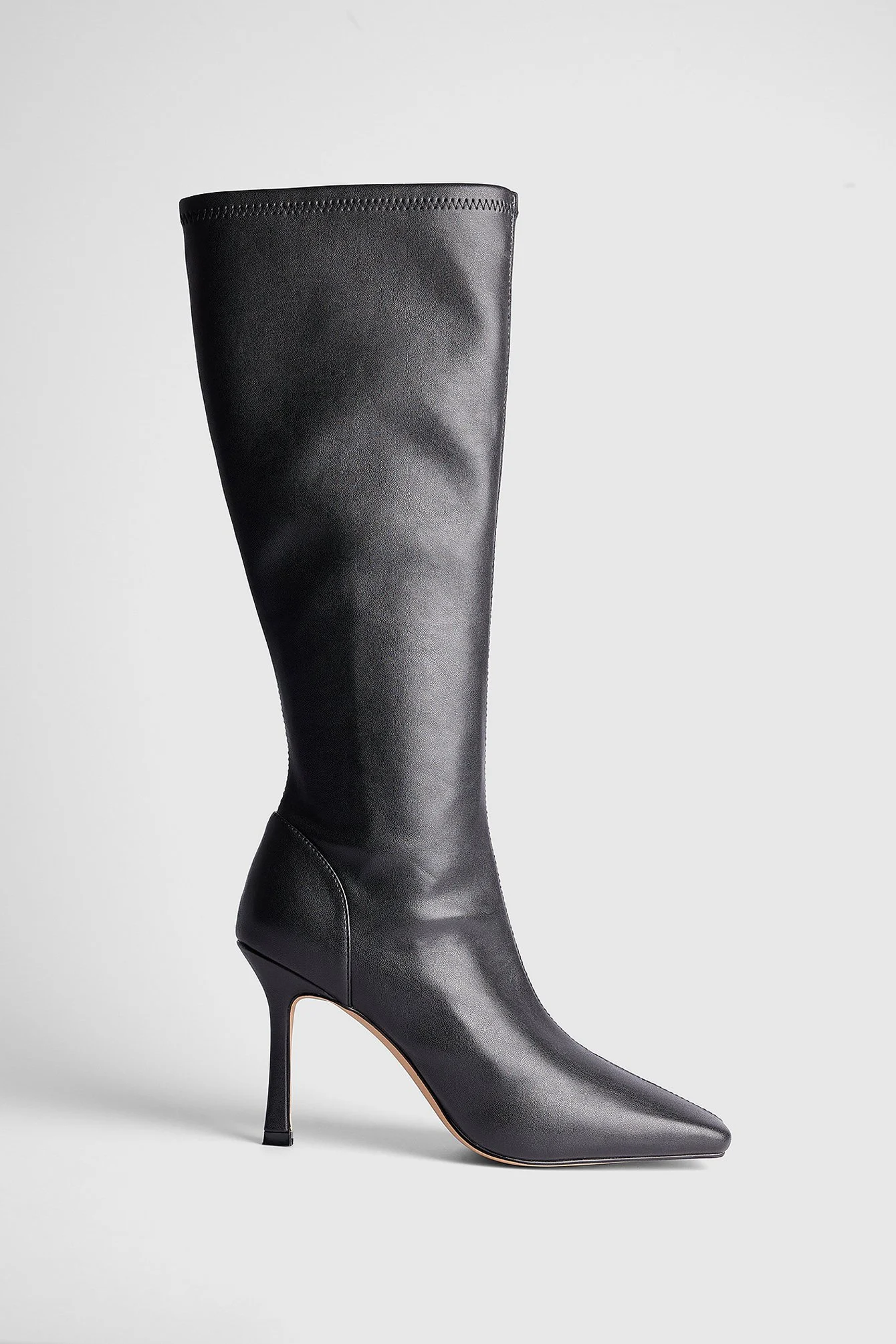 Eng anliegende kniehohe Stiletto-Stiefel