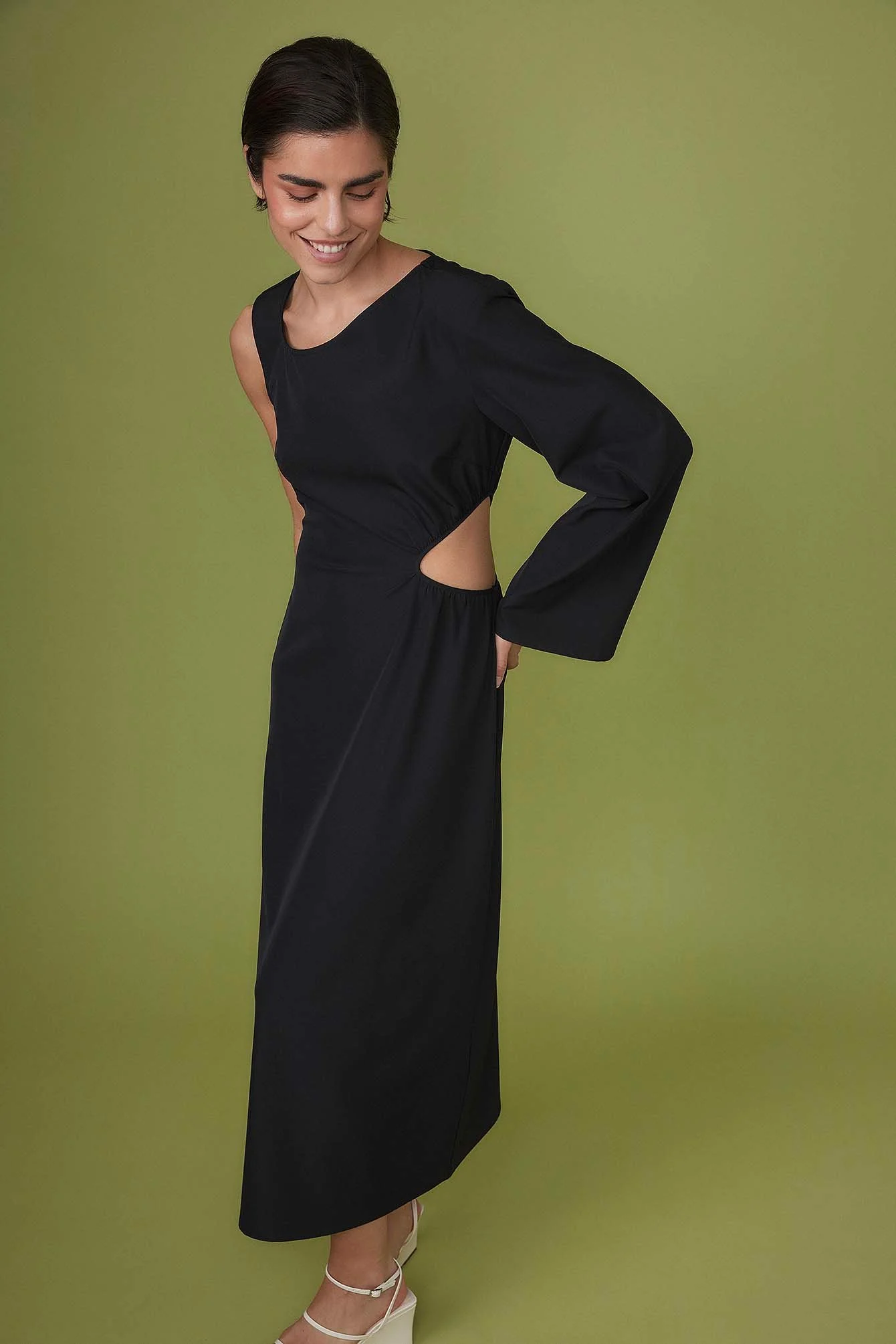 Einärmeliges Midikleid mit Cut-Out