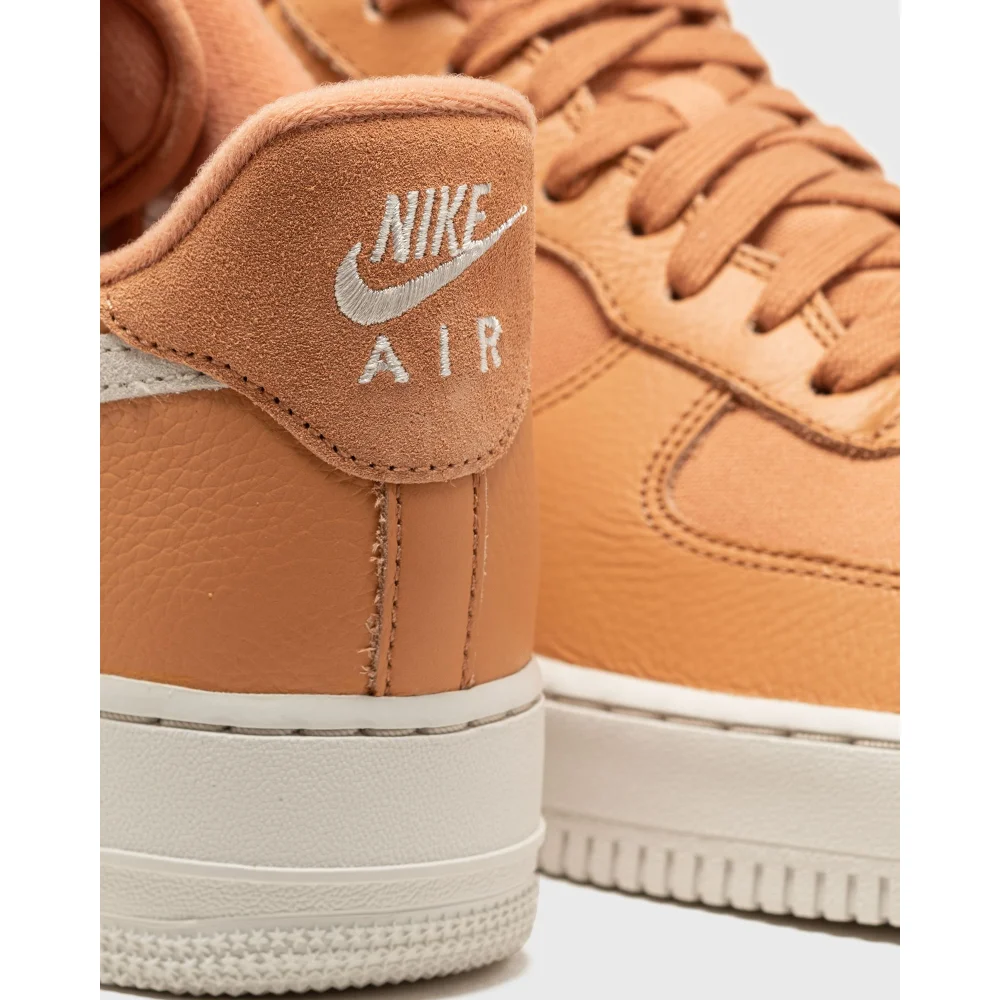 Nike Air Force 1 07 LX DV7186-200 / orange