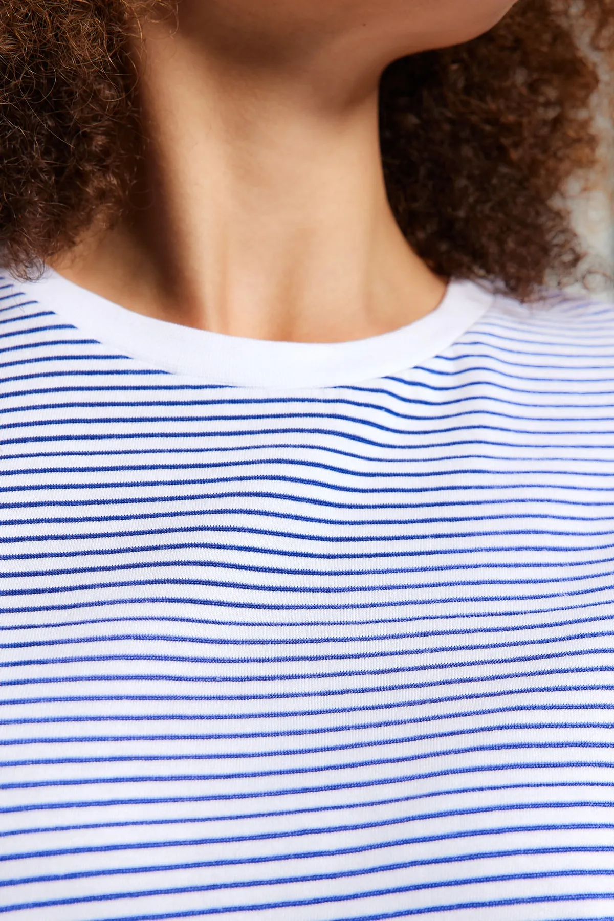Trendyol Curve  Marineblaues, gestreiftes, gestreiftes Strick-T-Shirt mit Rundhalsausschnitt TBBSS23BF00068