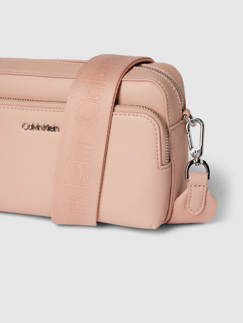Umhängetasche mit Label-Applikation in rosé