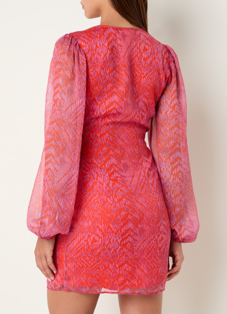 Abito corto Billy del marchio Refined Department, con scollo a V.