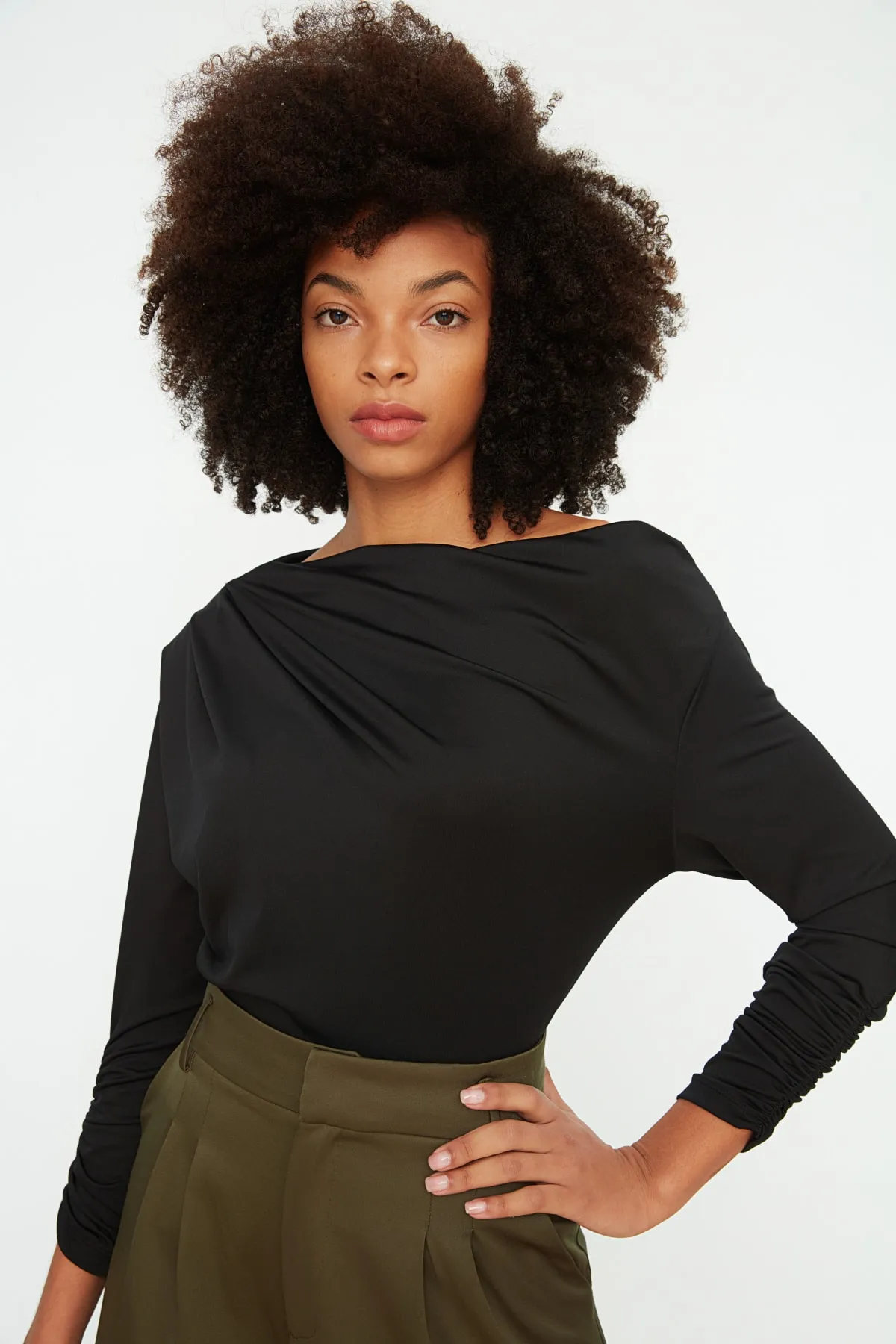 Trendyol Collection  Schwarze, fließende, dehnbare Strickbluse mit asymmetrischem Kragen TWOAW21BZ1383