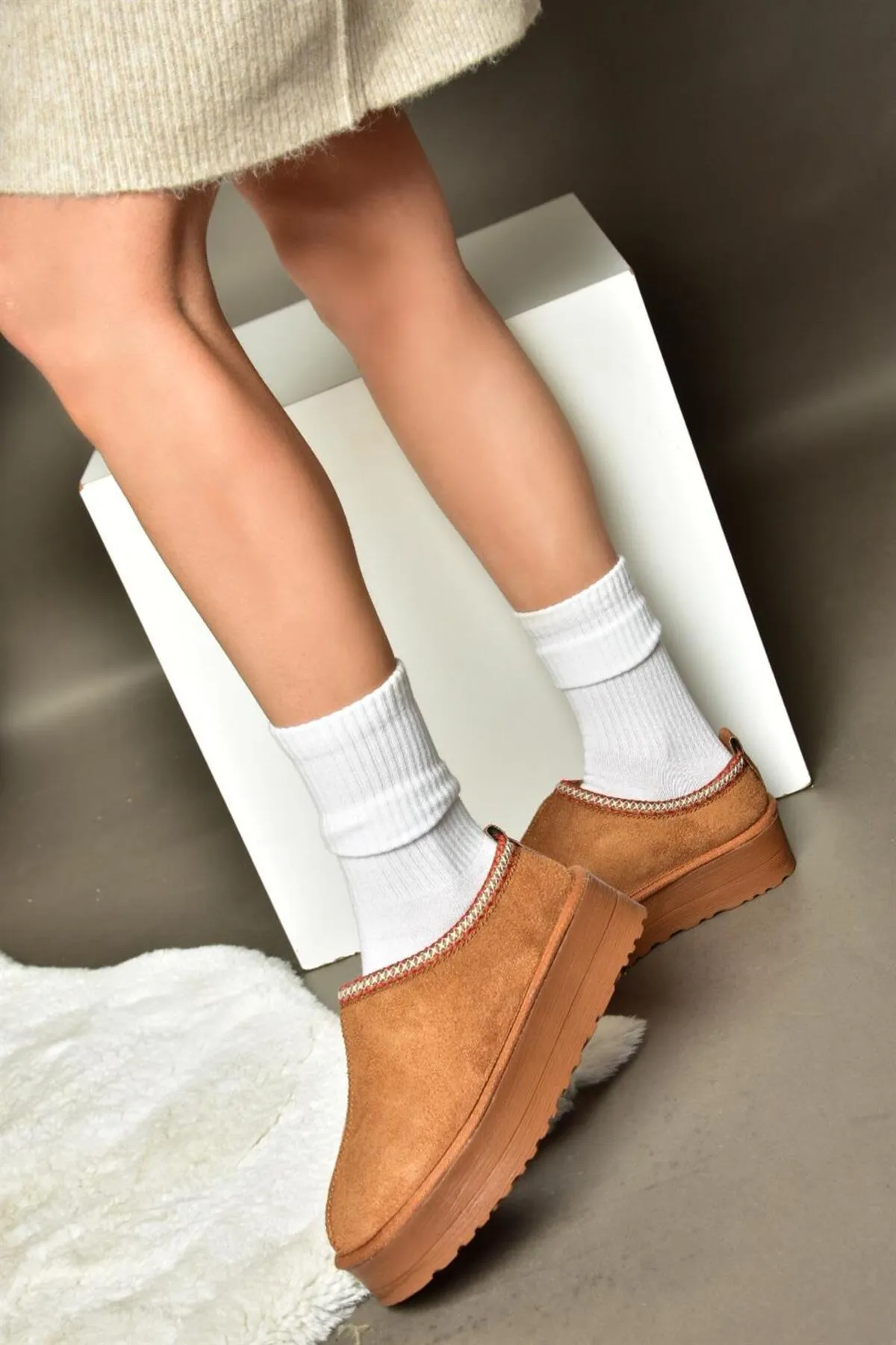 Fox Shoes  R612047302 Damen-Hausschuhe aus hellbraunem Wildleder mit pelziger Innenseite und dicker Sohle