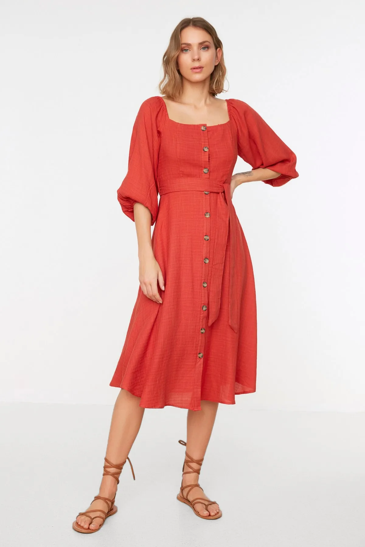 Trendyol Collection  Zimtfarbenes, gewebtes Midikleid mit Gürtel und Knöpfen TWOSS19IE0009