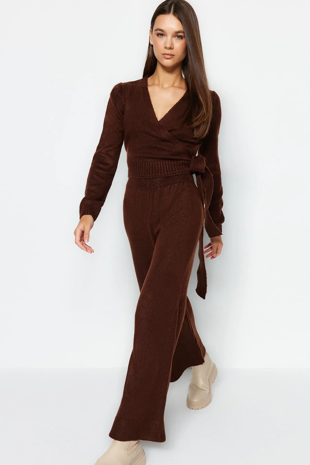 Trendyol Collection  Braunes, kurzes Strickoberteil und -unterteil-Set TWOAW24AU00016