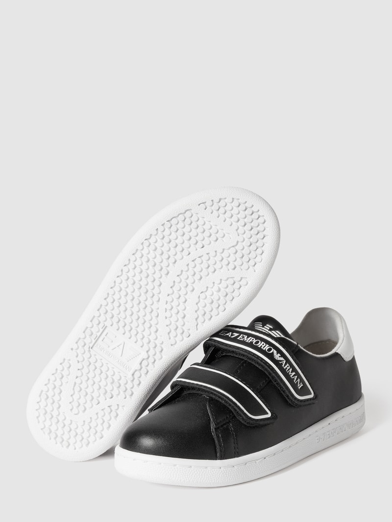 Sneaker mit Label-Prägung in schwarz