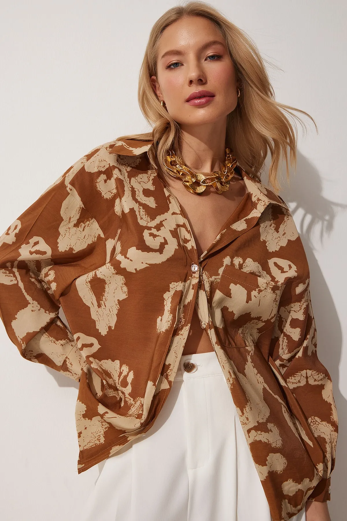 Happiness İstanbul  Braunes gemustertes Oversize-Hemd aus Baumwollsatin für Damen OH00044