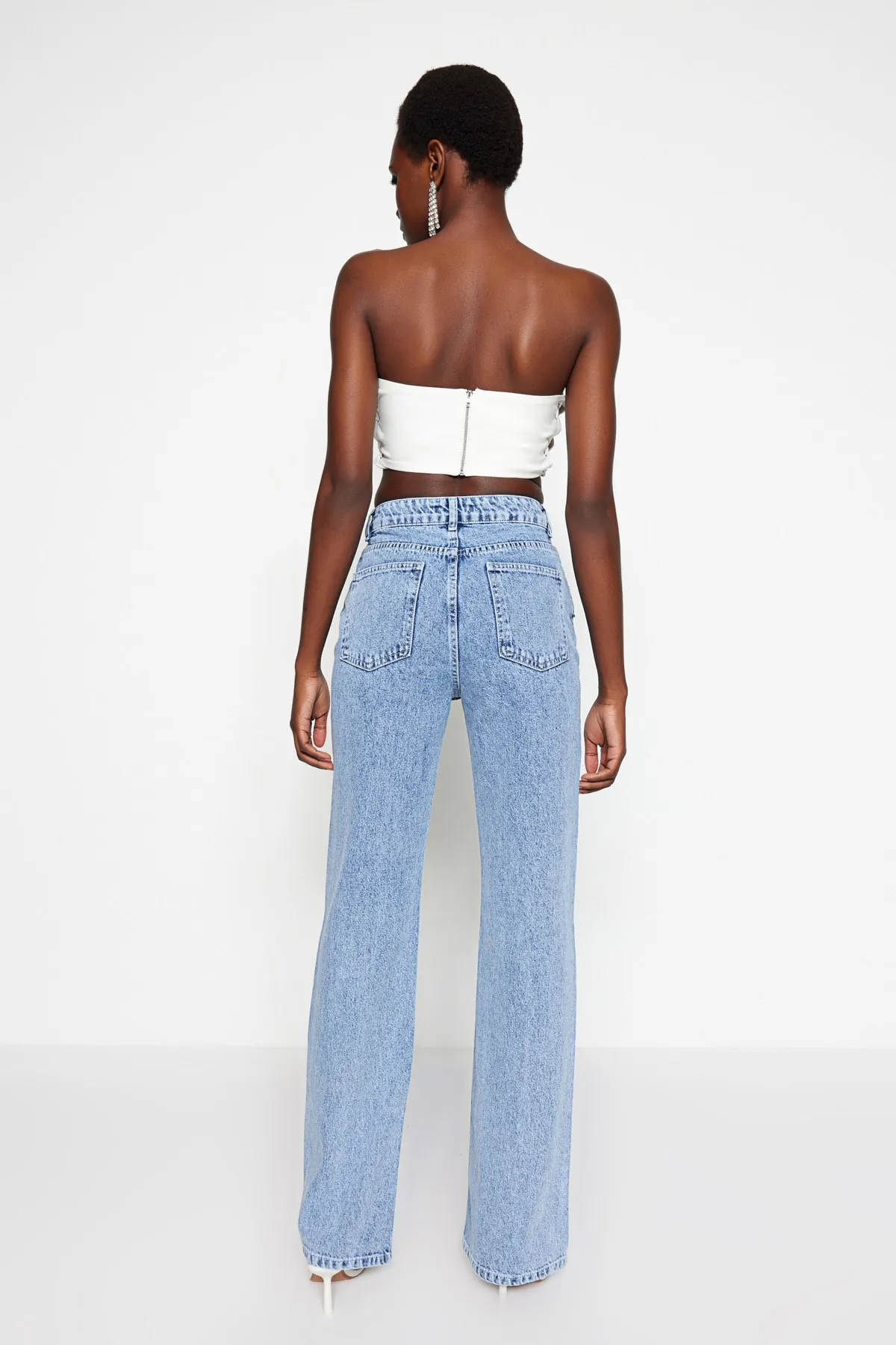 Trendyol Collection  Blaue Jeans mit hoher Taille und weitem Bein und Detailzubehör TWOSS23JE00204