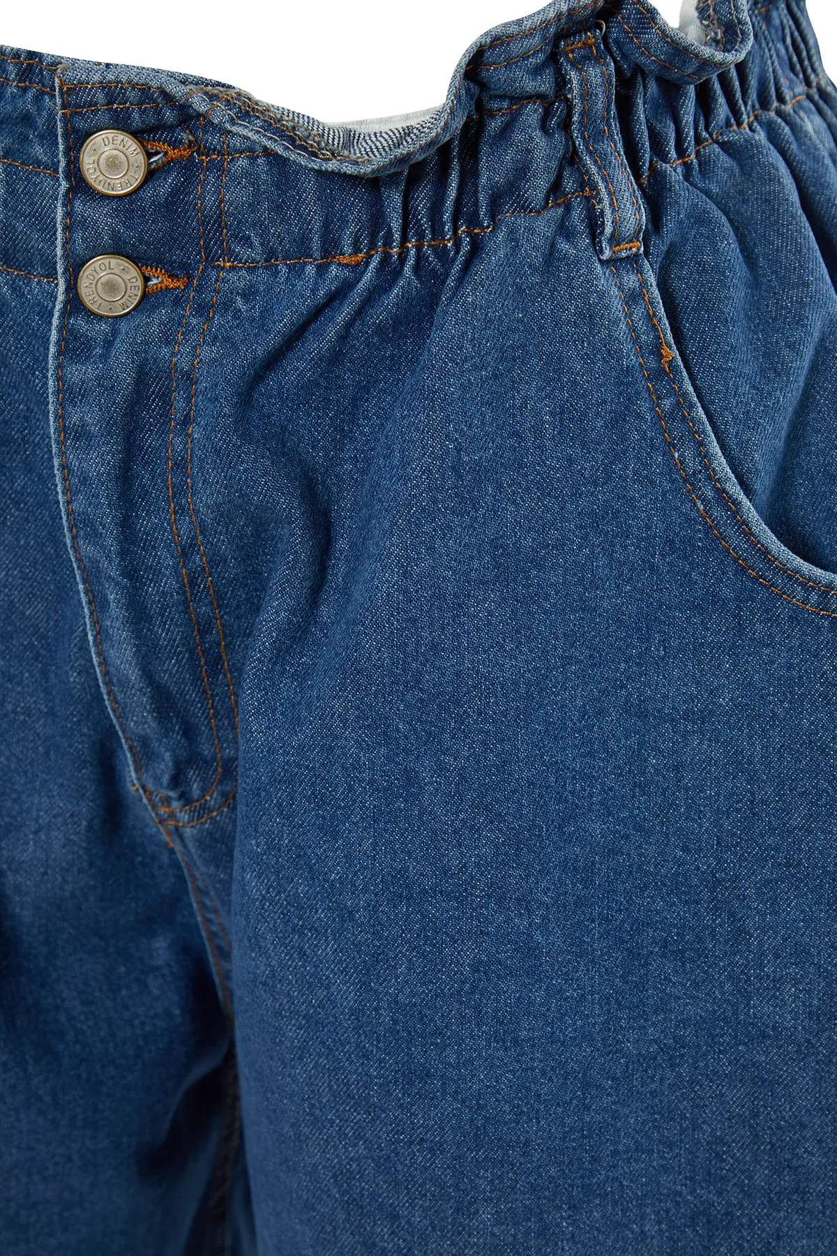 Trendyol Curve  Blaue Denim-Shorts mit hoher Taille, elastischem Bund und Knöpfen vorne und weitem Schnitt TBBSS22JE00015