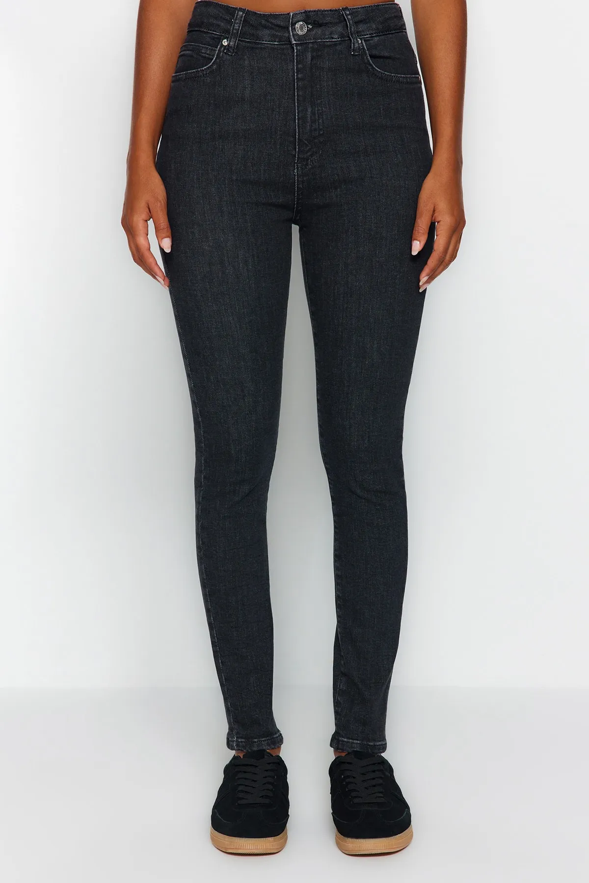 Trendyol Collection  Schwarze Röhrenjeans mit normaler Taille TWOAW24JE00067