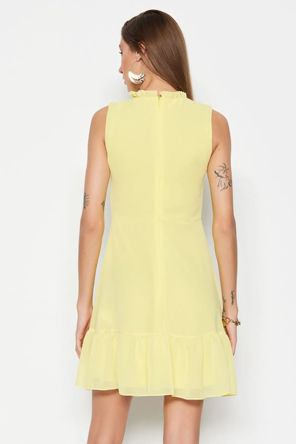 Trendyol Collection  Gelber gewebter Minirock mit hohem Kragen, gewebtes Kleid mit Rüschen TWOSS20EL0237