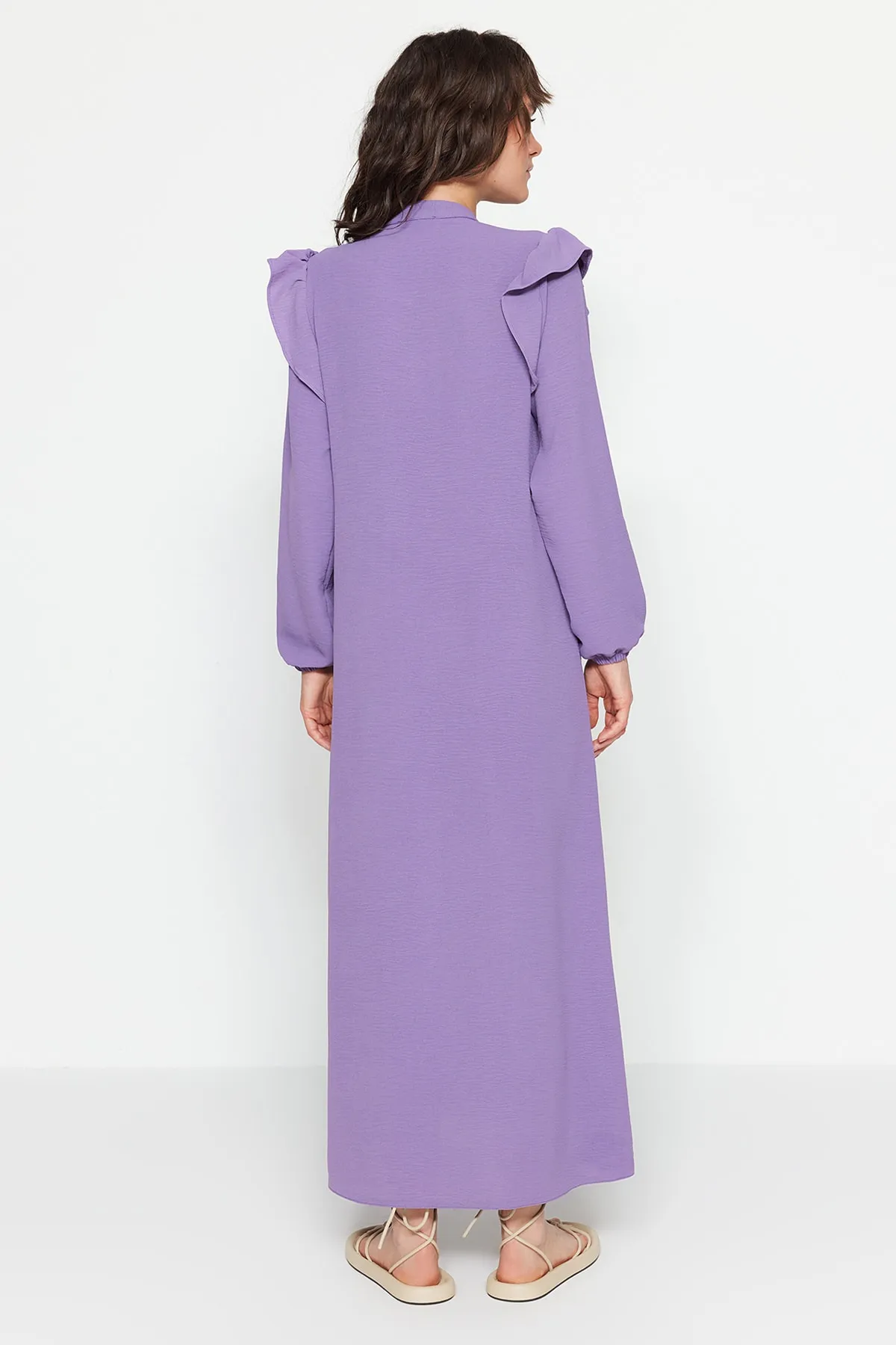 Trendyol Modest  Lilafarbenes, gewebtes Aerobin-Hemdkleid mit Rüschen an den Schultern TCTSS23EB00107
