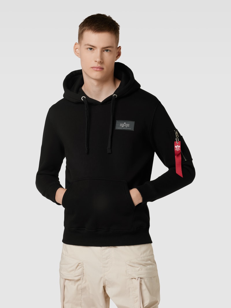 Hoodie mit Label-Patch in schwarz
