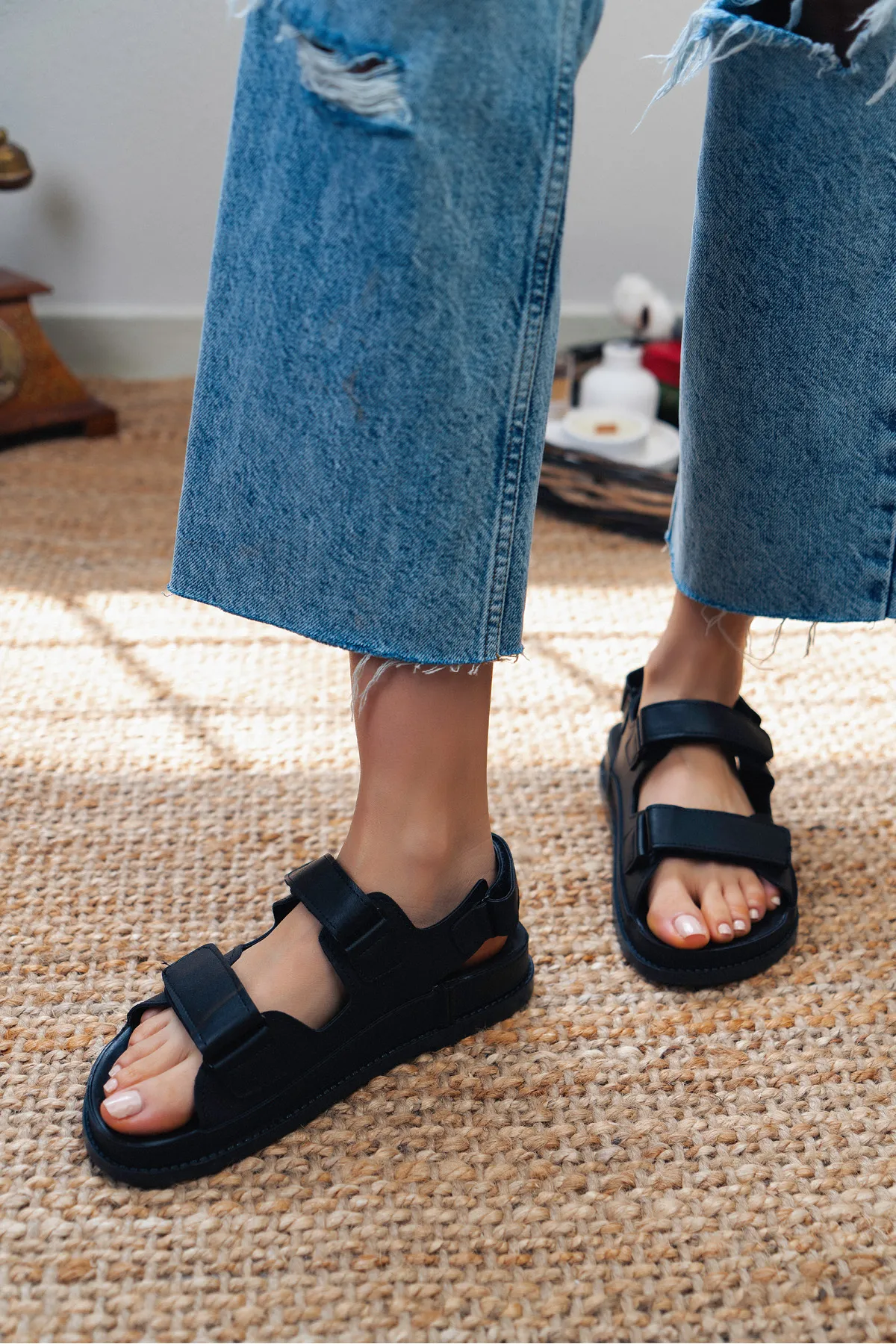 NİŞANTAŞI SHOES  Julia Black Matte Damen-Sandalen mit Klettverschluss und flacher Sohle