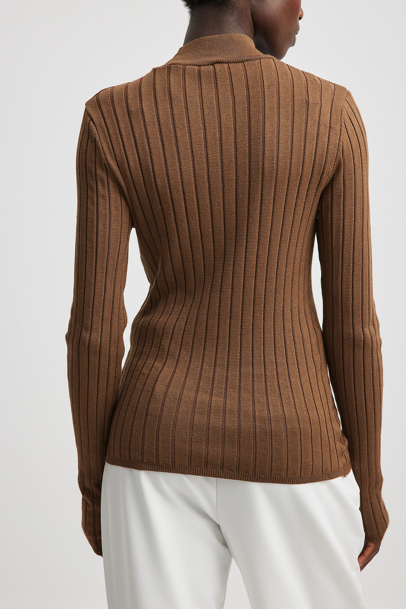 Gerippter Strickpullover mit hohem Ausschnitt