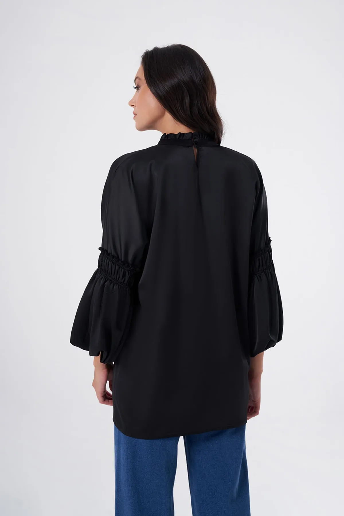 Mizalle  Signorita Tunika aus Satin in Schwarz