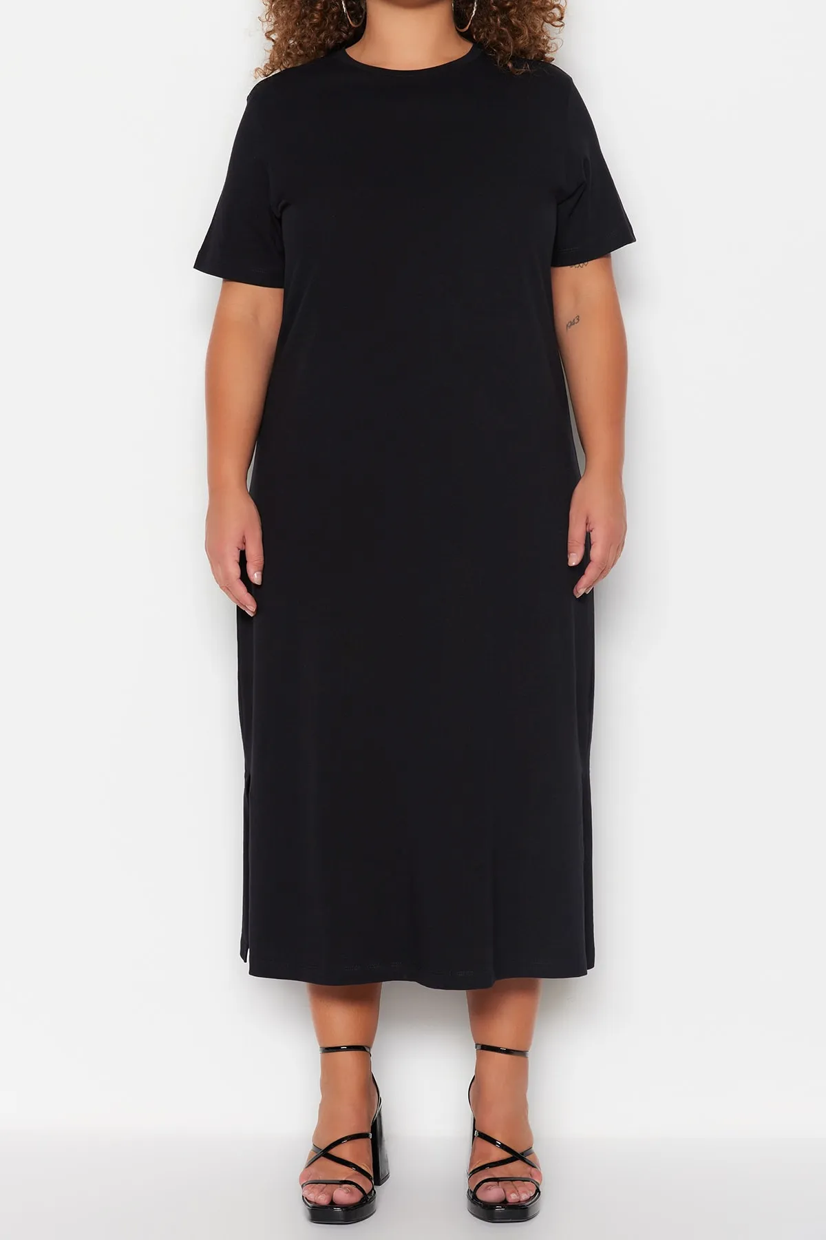 Trendyol Curve  Schwarzes Strickkleid mit Rundhalsausschnitt und Schlitz TBBSS23AH00159