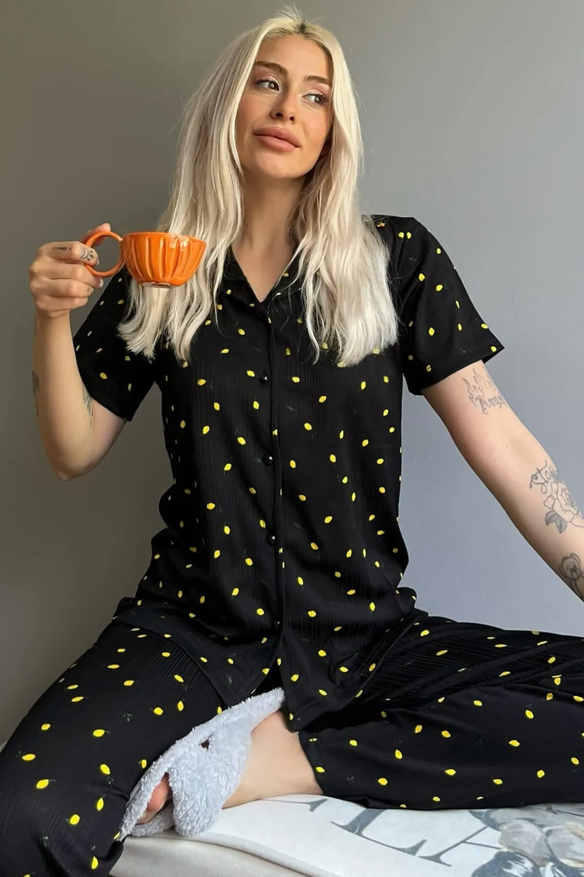 Pijamaevi  Kurzarm-Damenpyjama-Set mit Zitronenmuster und gestrickter Vorderseite mit Knöpfen