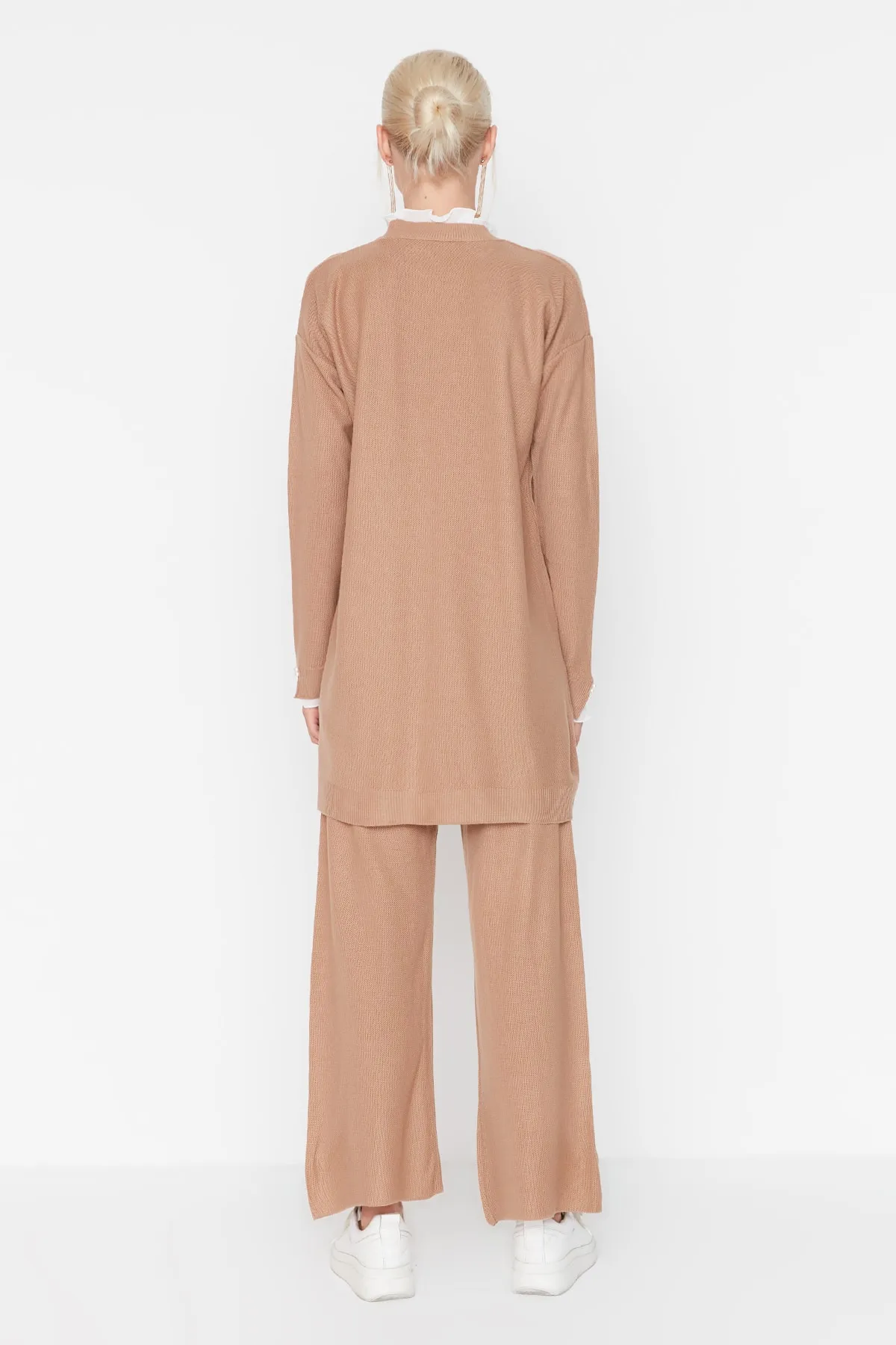 Trendyol Modest  Kamelfarbenes Strickset aus Pullover und Hose mit Perlen- und Tülldetails TCTAW23US00088
