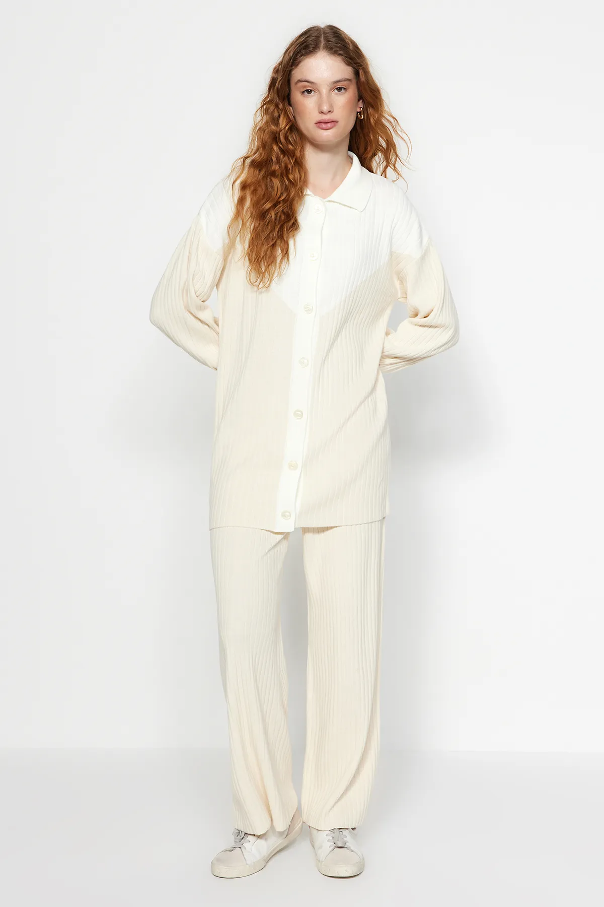 Trendyol Modest  Hellbeige Farbblock-Set aus gerippter Strickjacke und Hose, Strickoberteil und -unterteil TCTAW24US00090
