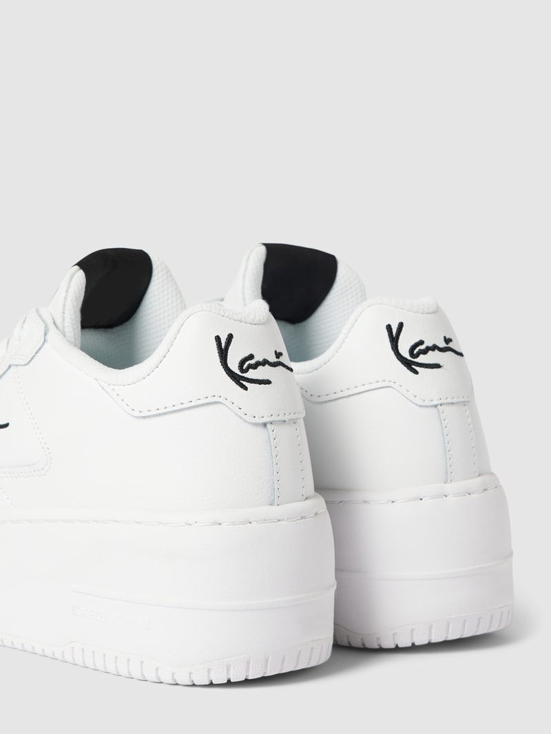 Plateau-Sneaker mit Label-Details in weiss