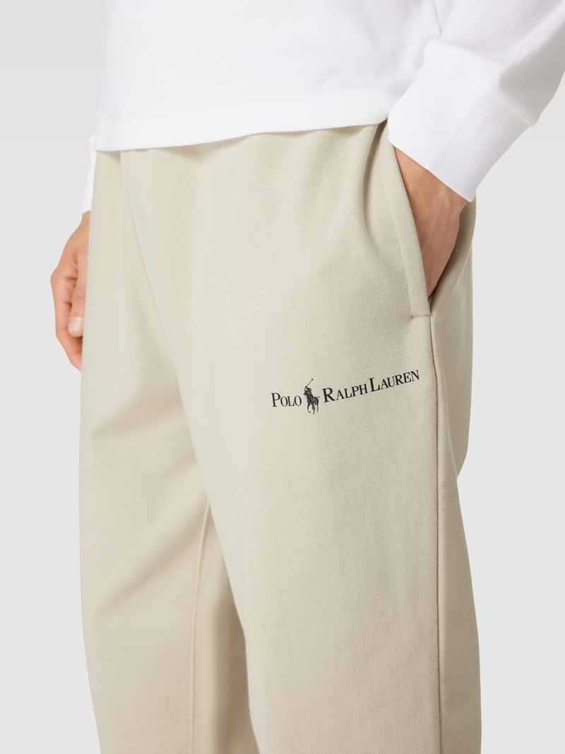 Sweatpants mit Label-Detail in stein